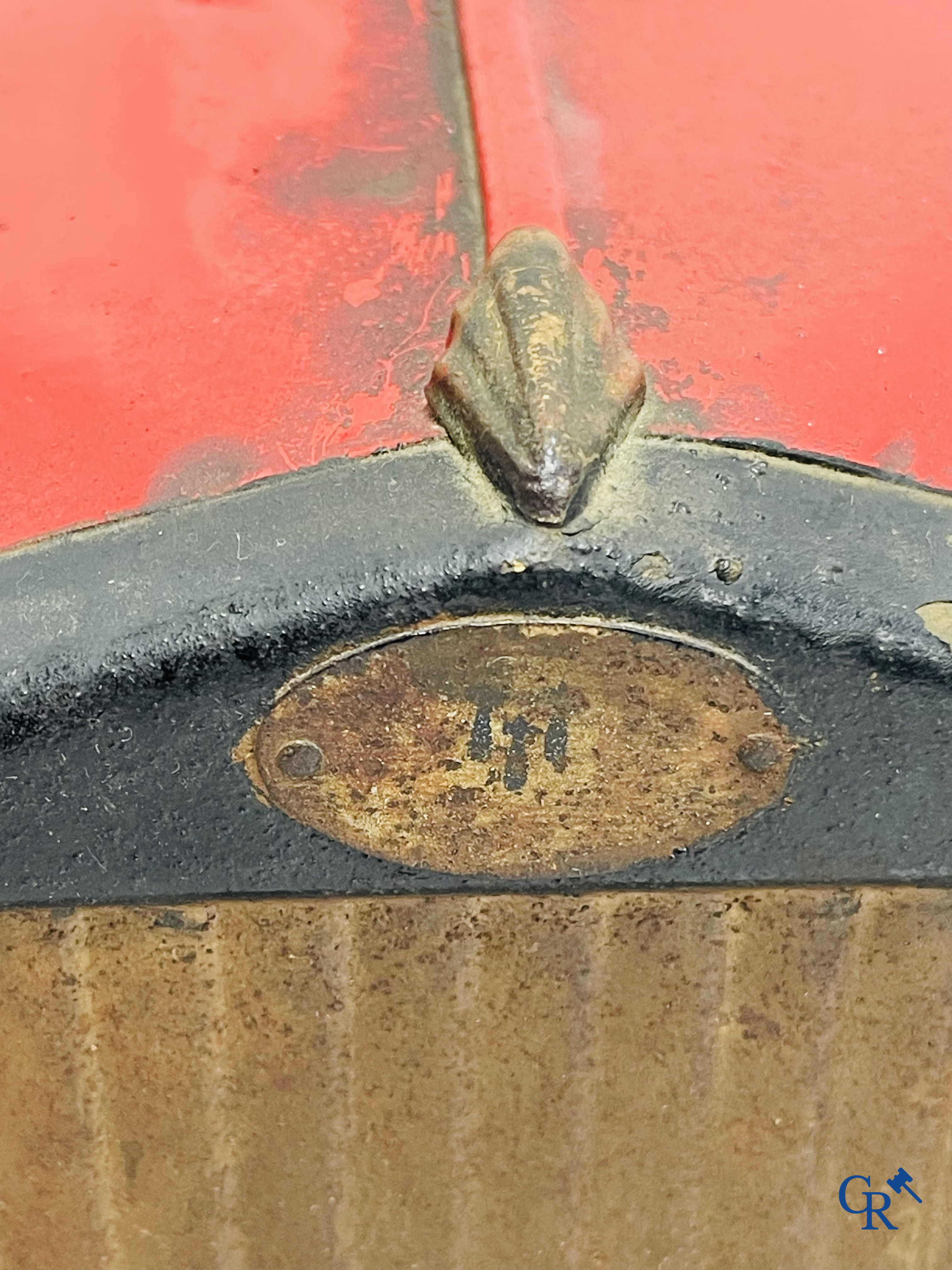 Eureka, model Delage. Luxe uitvoering met spaakwielen, verlichtingssysteem en opendraaiend kofferdeksel. Circa 1930.