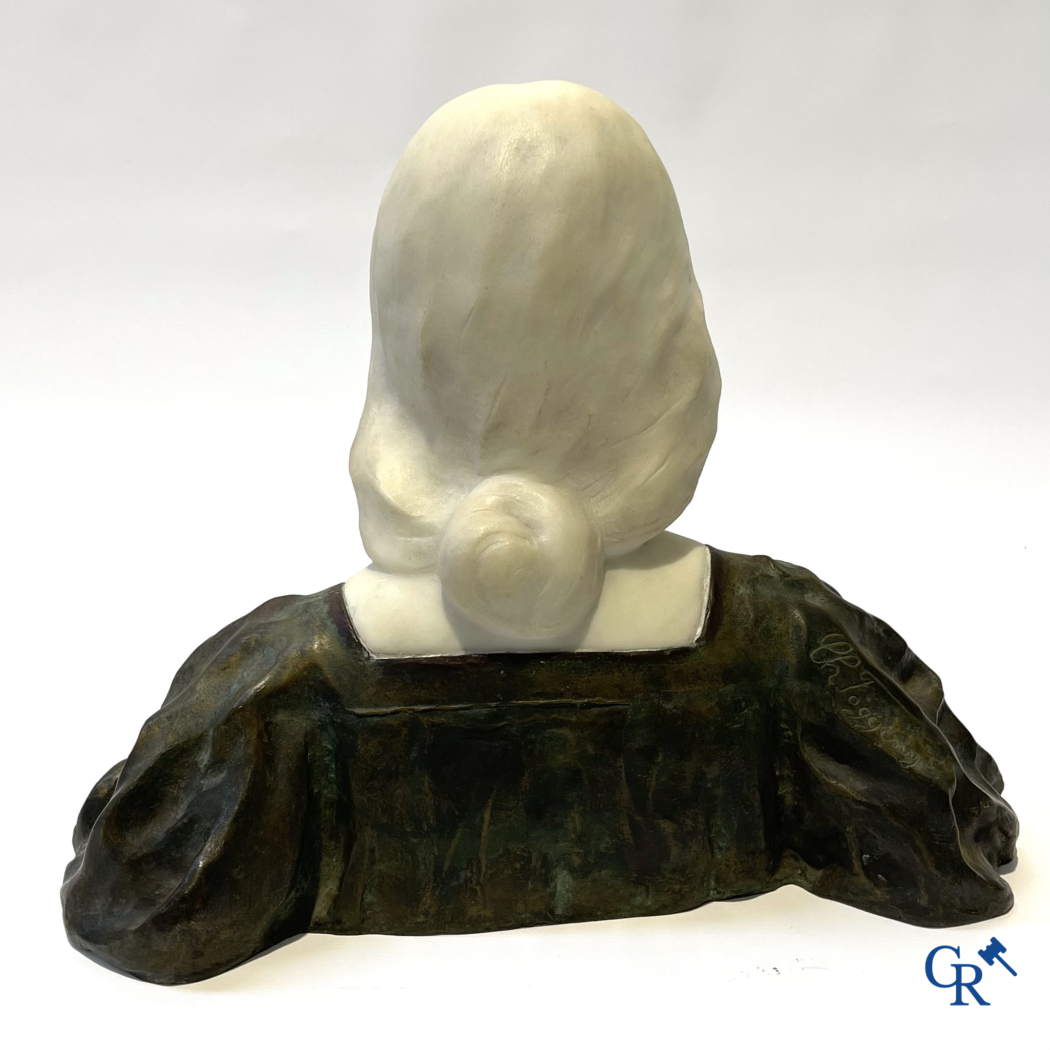 Art Nouveau. Buste van een jonge dame in Carrara marmer en bruin-groen gepatineerd brons. Gesigneerd. Circa 1900.