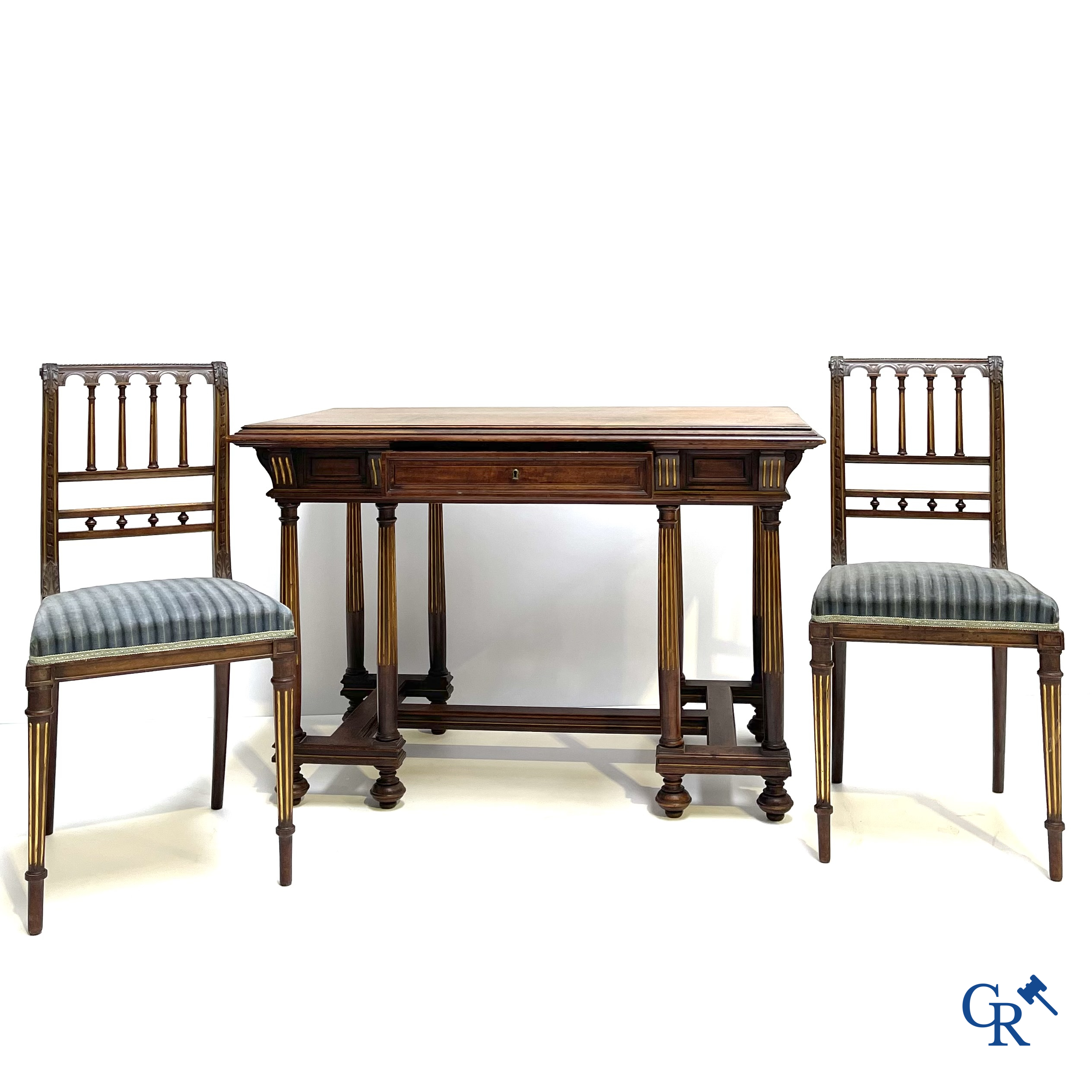 Damesbureau met 2 stoelen in gesculpteerd en verguld notelaar. Circa 1900.