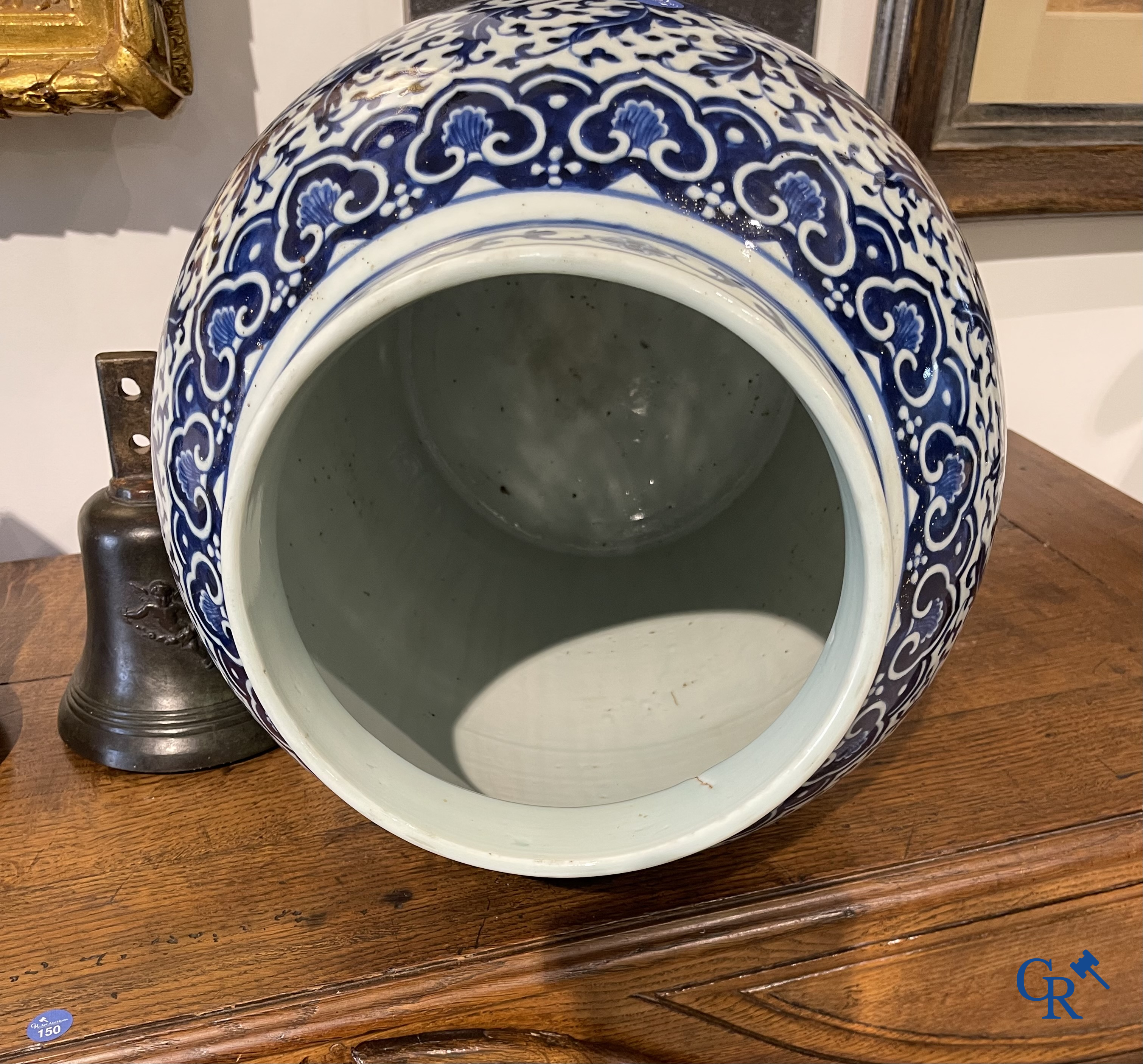 Asian Art. Chinese porcelain. A massive Chinese blue and white baluster vase and lid with lotus roll decor. 19th century.