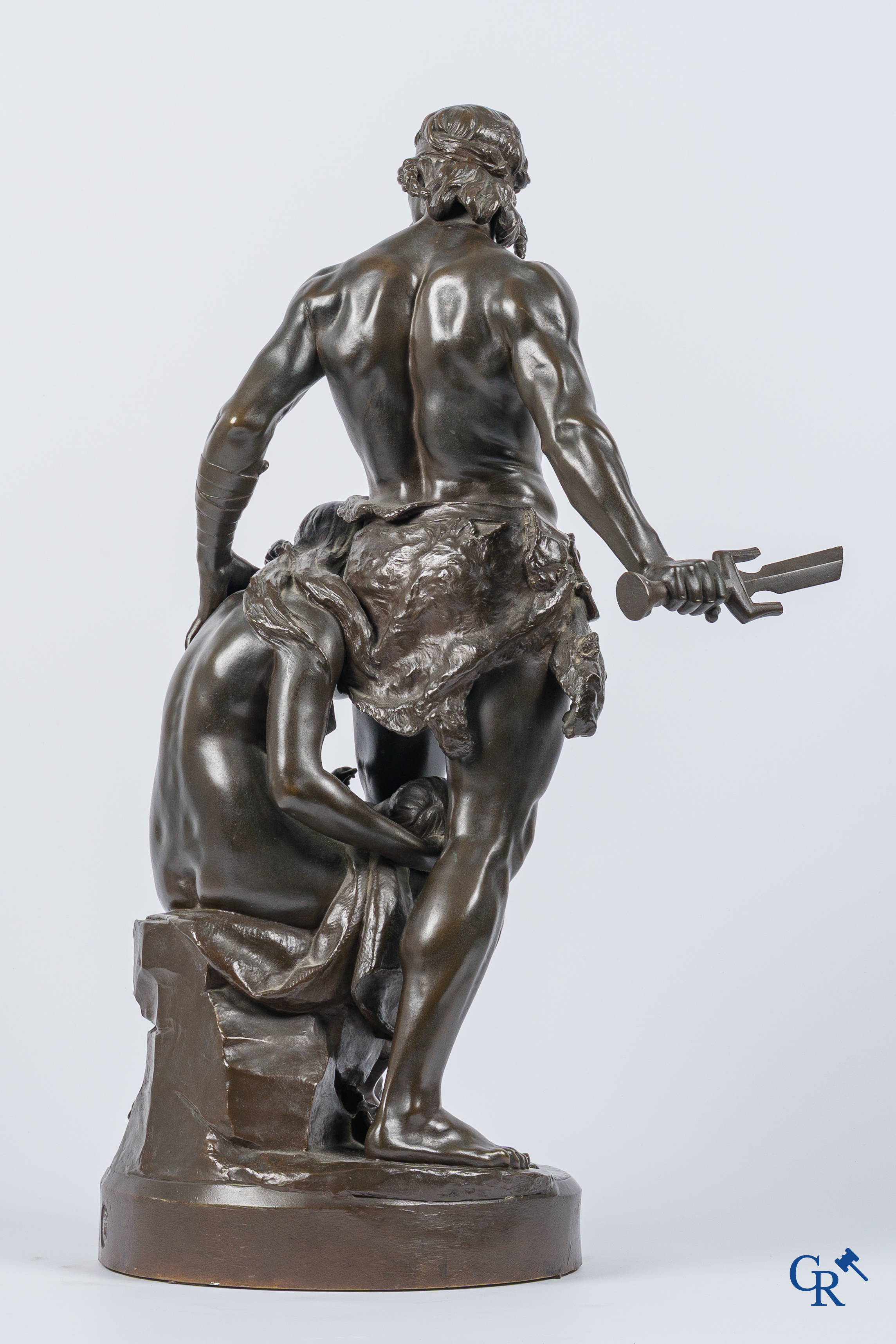 Emile André Boisseau (1842-1923) La défense du foyer. Salon des Beaux Art. Gieterijstempel Société des bronzes de Paris.