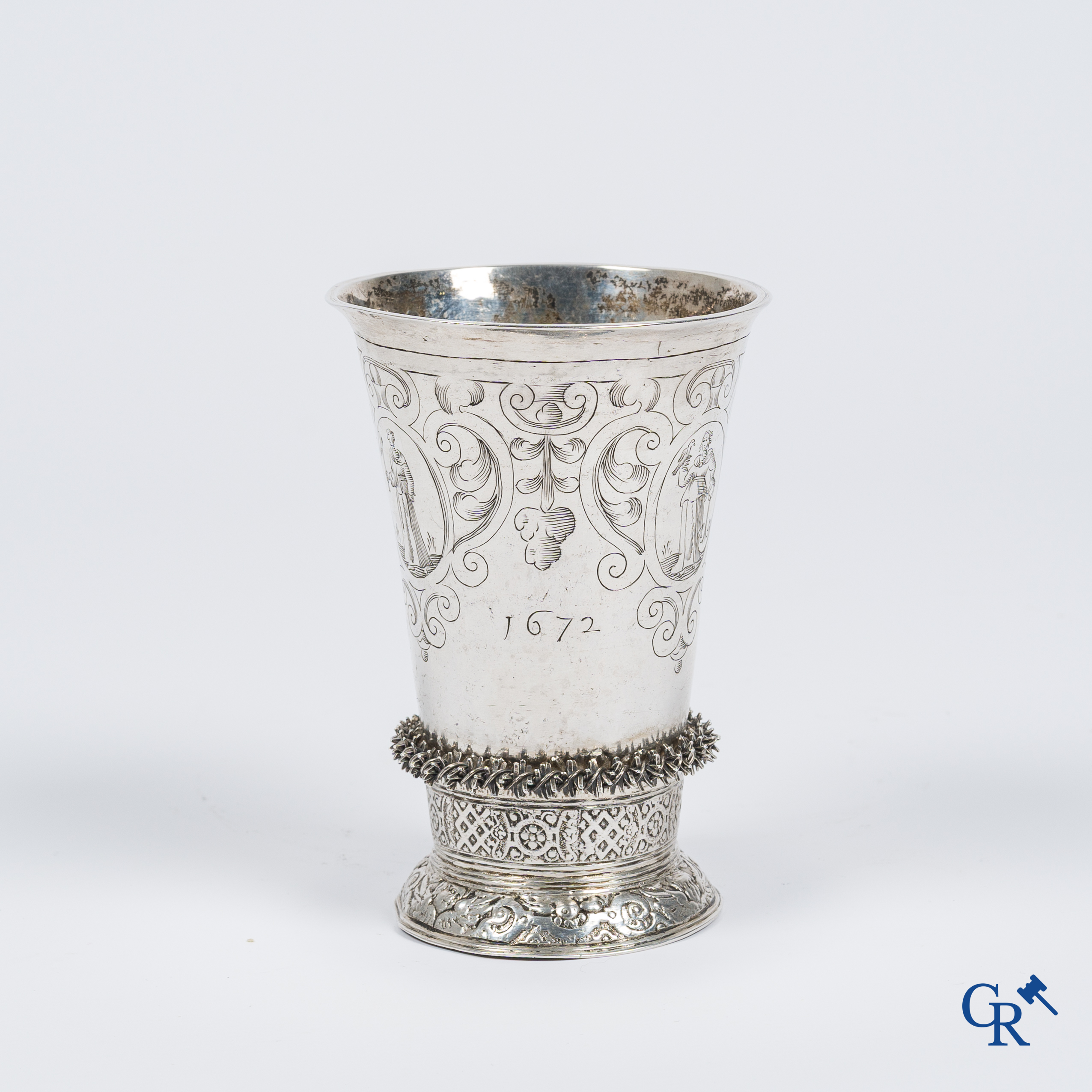 Holland, 17e eeuw. Groningse beker in zilver met ingezette Thaler van Osnabrück 1633 in de bodem.