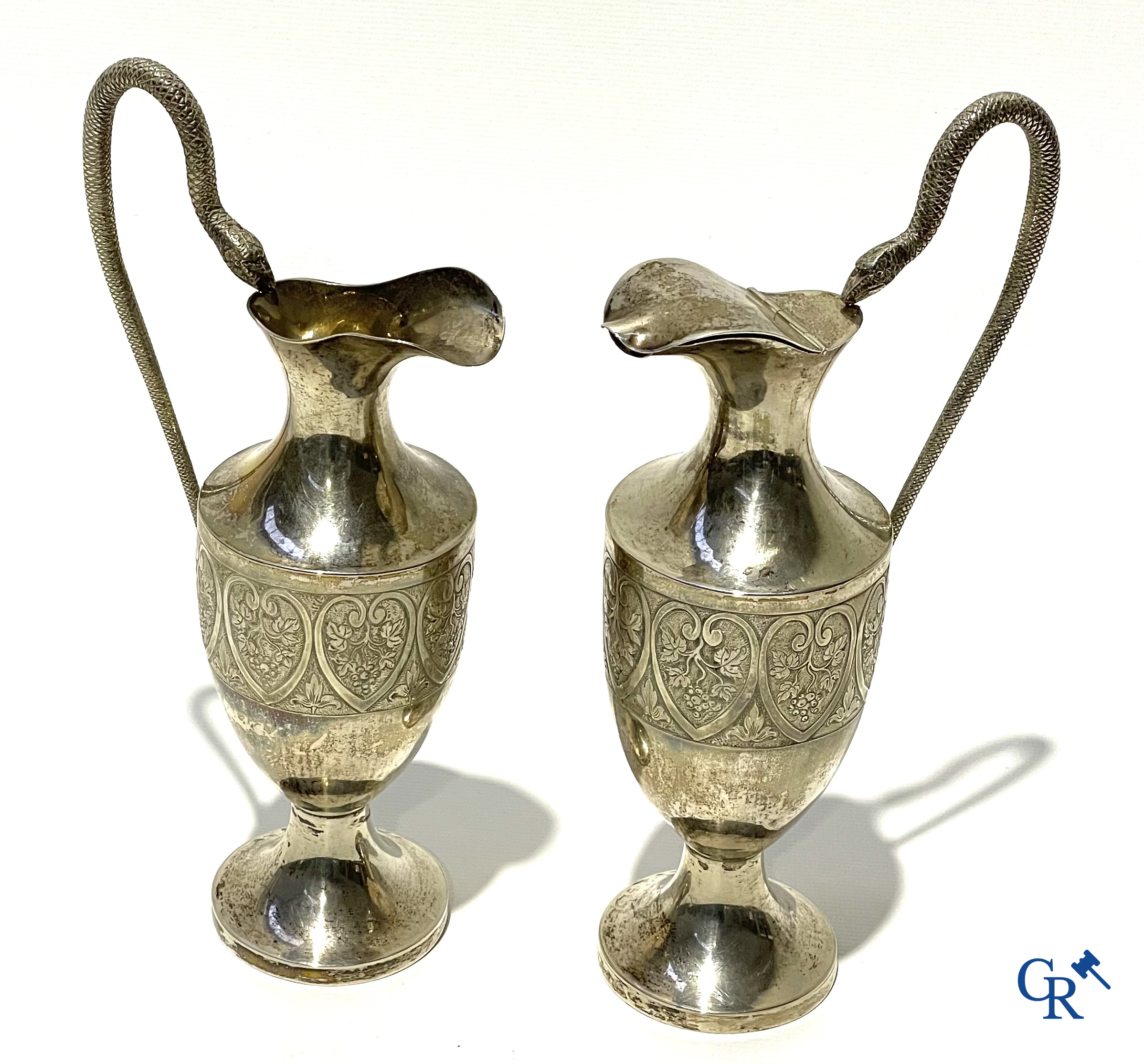 Zilver. Paar schenkkannen in zilver 800°/00 met handvaten in de vorm van slangen.
