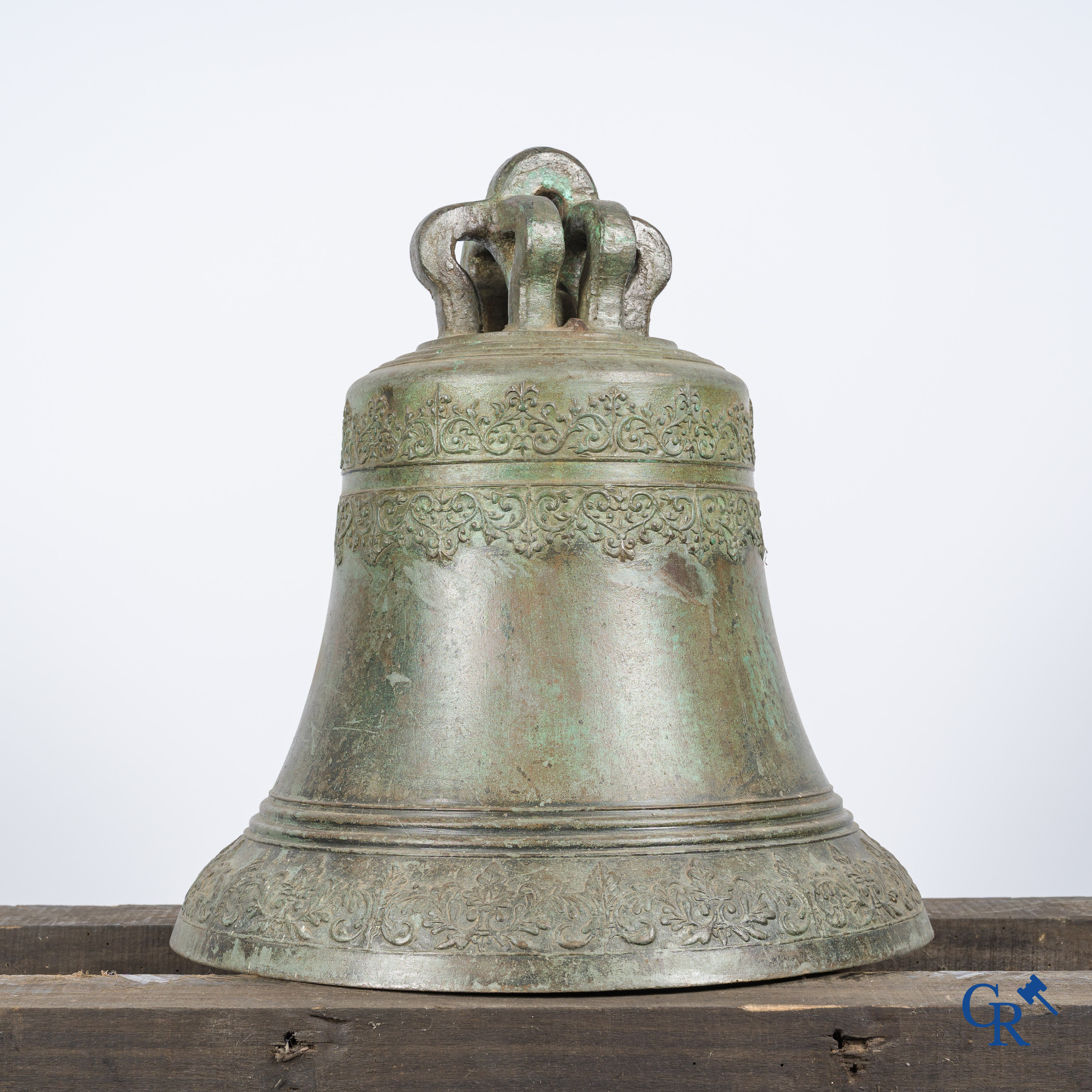 Religieuze objecten. Grote antieke kerk kroonklok of bel in brons met dubbele inscriptieband. Gedateerd 1766.