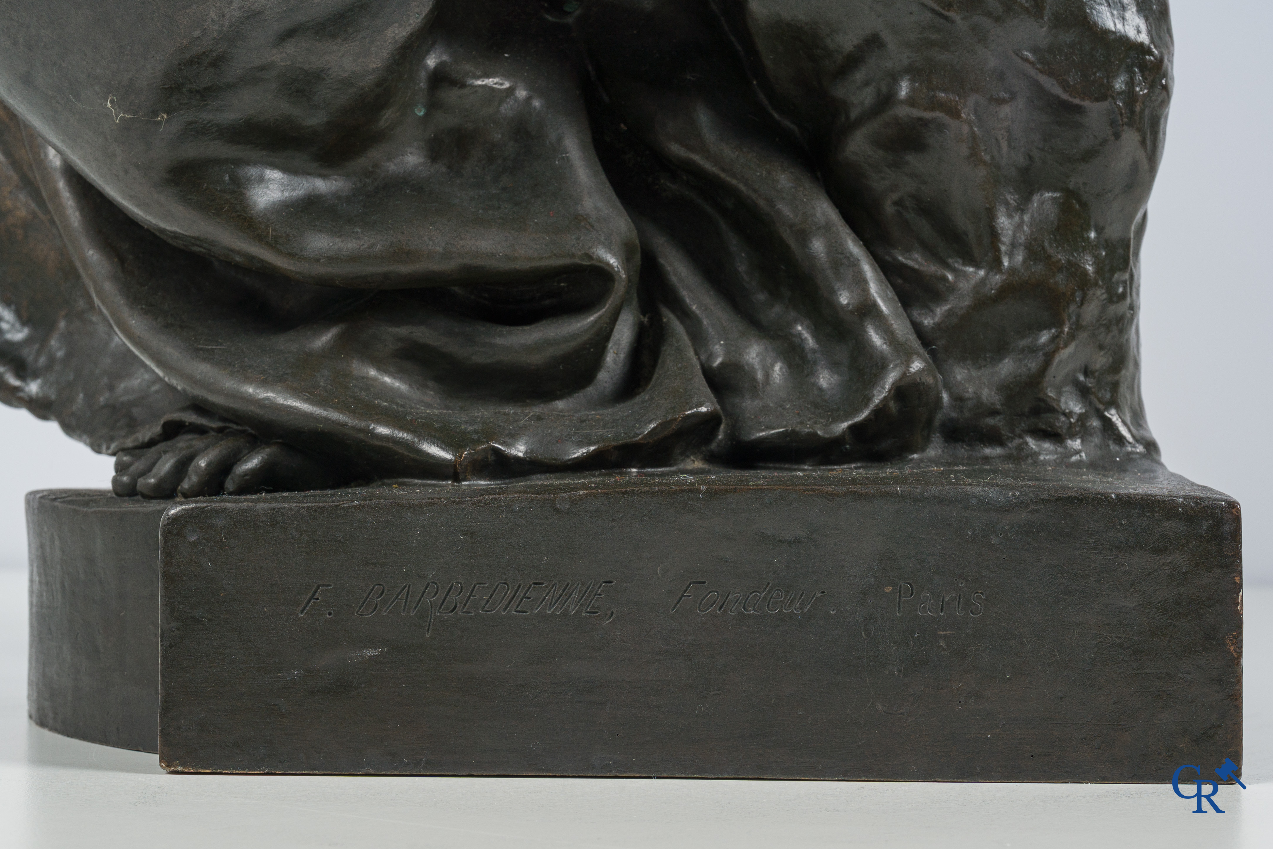 Paul Dubois (1829-1905) Maternité. Groot bronzen beeld met bruine patina. Gesigneerd P. Dubois, gieterij F. Barbedienne.