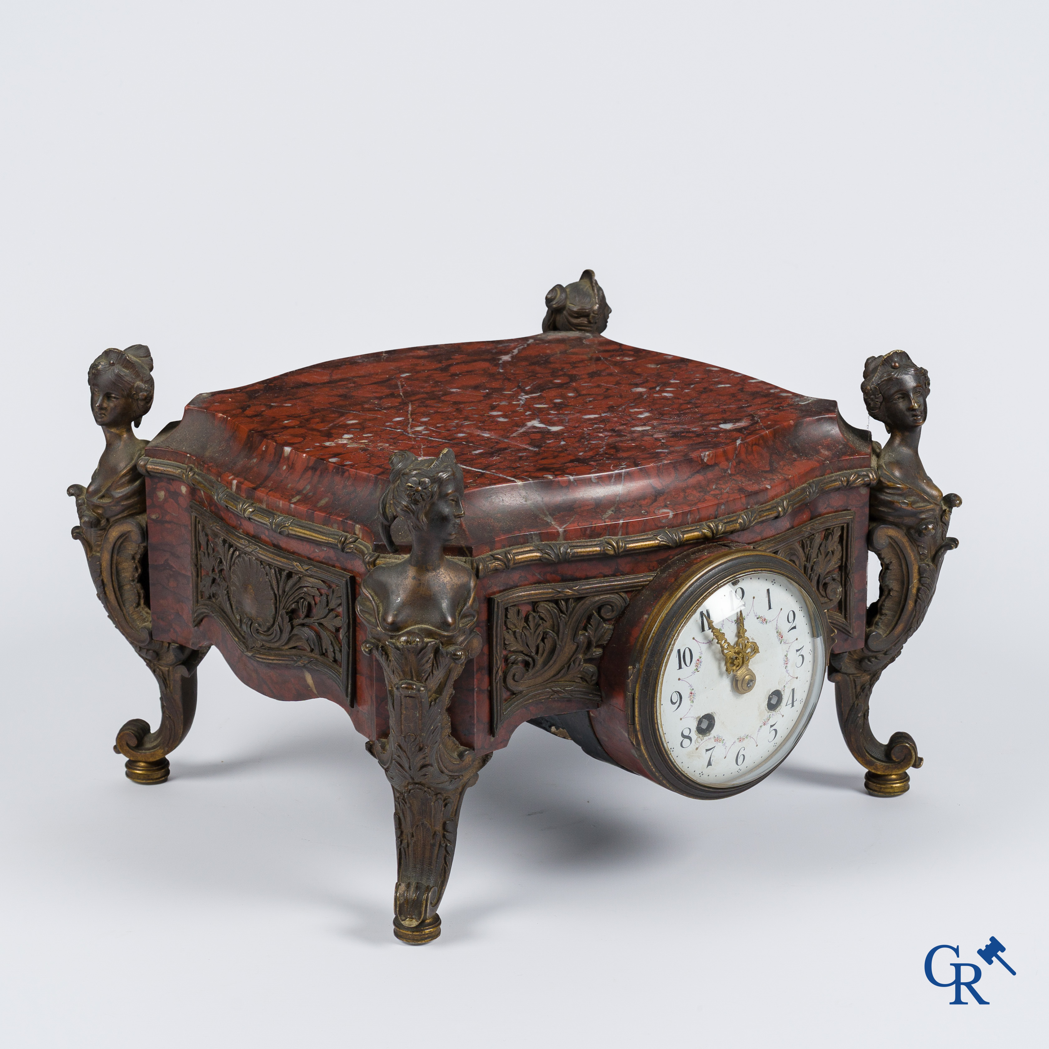 Napoleon III. Een voetstuk in marmer en fijn geciseleerde bronzen met ingewerkte klok. Frankrijk, Circa 1880.