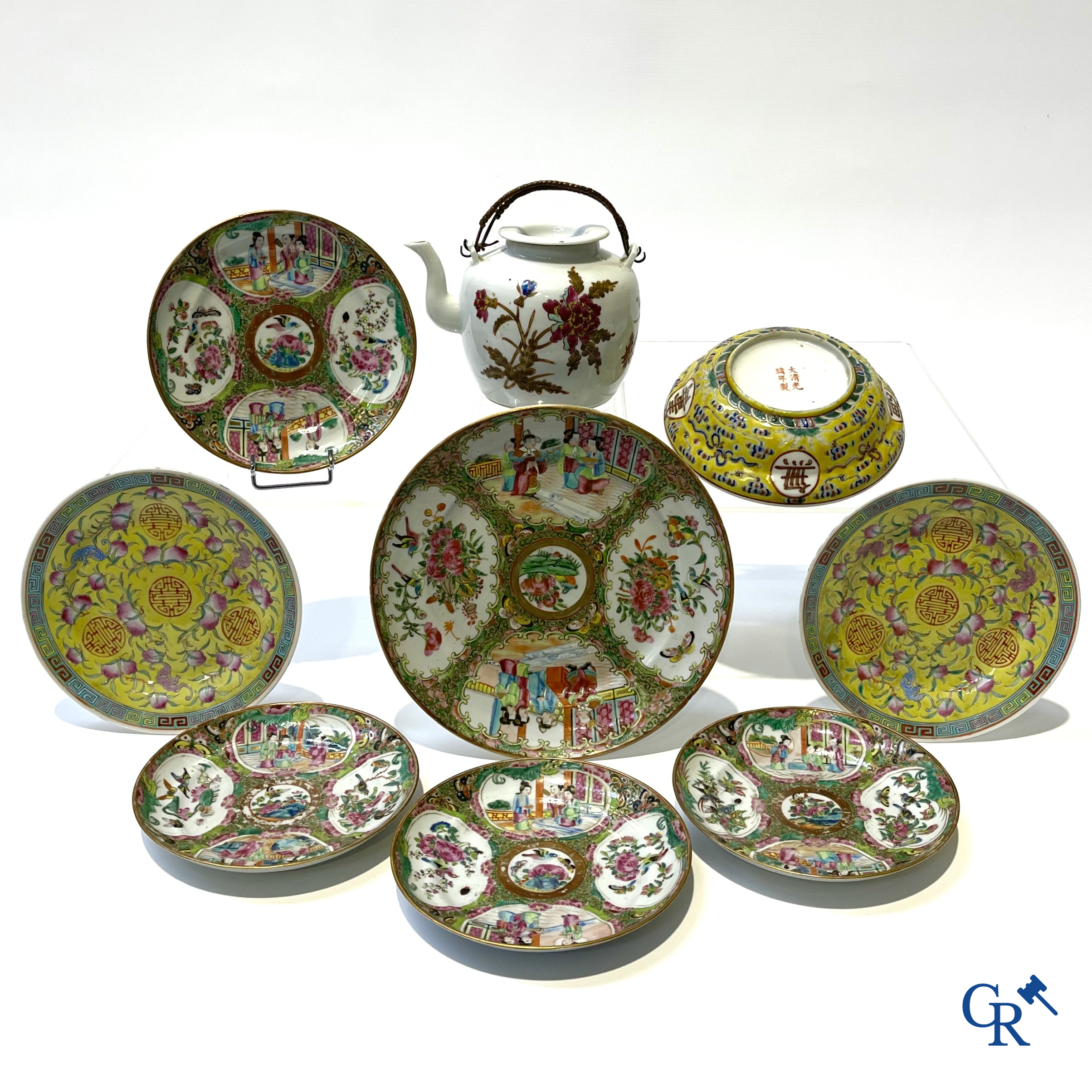 Aziatica. China. Een kavel met Canton porselein, een theepot en famille rose porselein met gele ondergrond.