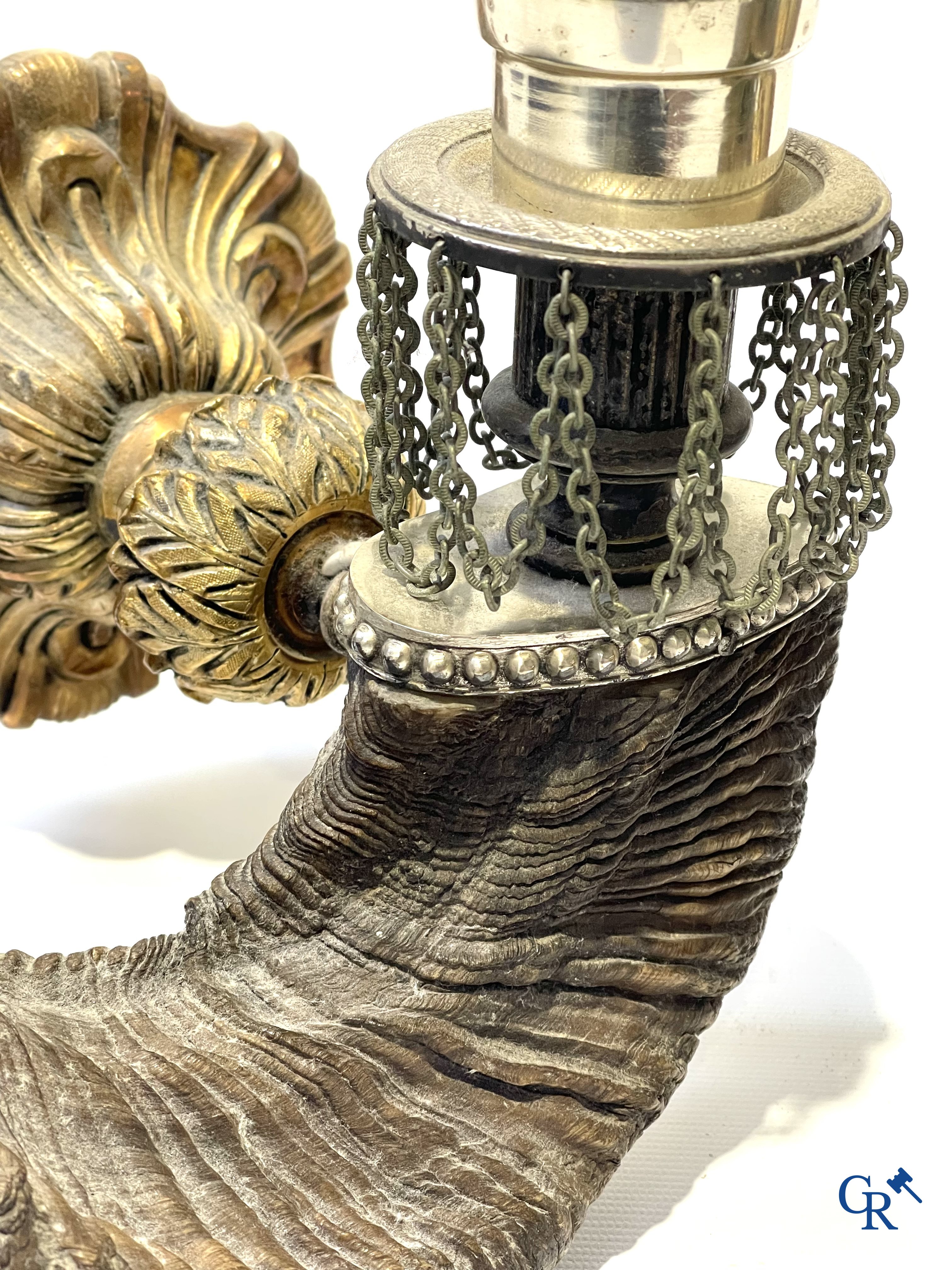 Een paar buitengewone decoratieve wandlichten in verguld en verzilverd brons met ramshoorns. Circa 1980.