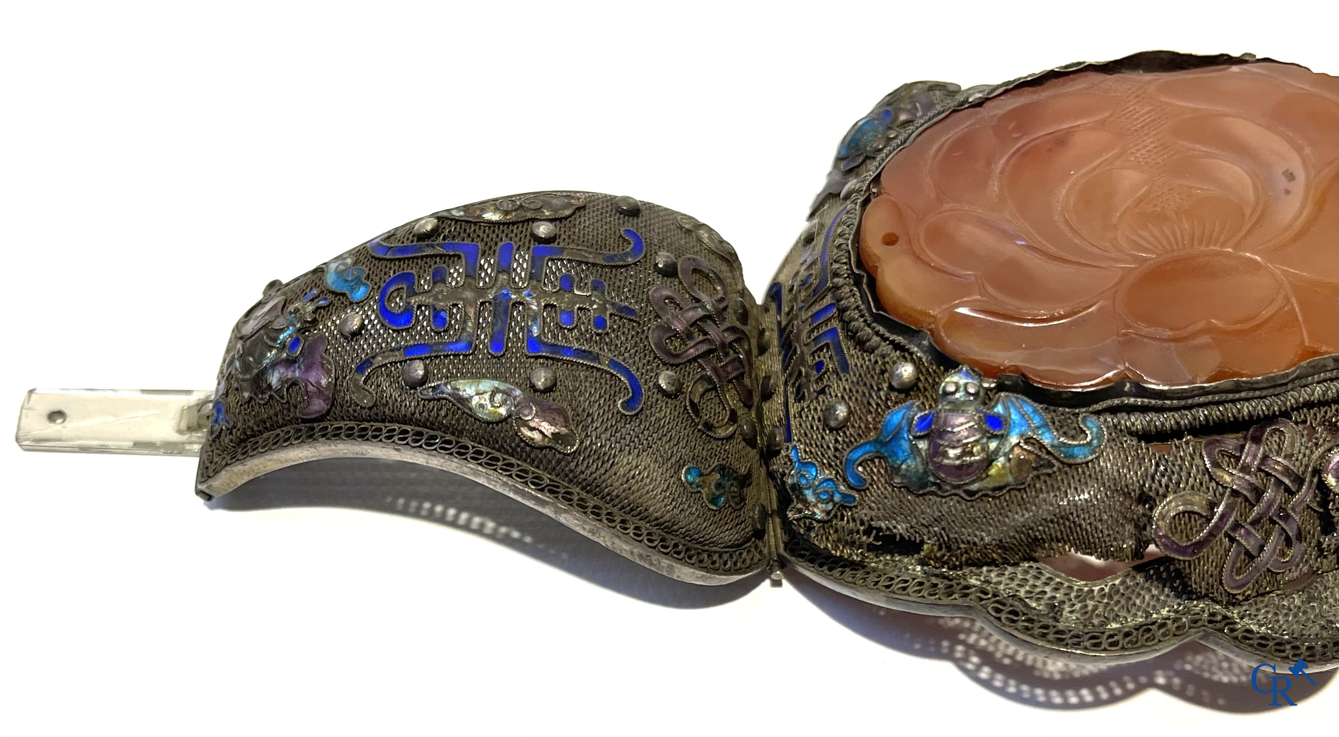 Aziatica. Grote Chinese armband in zilver filigraan met een centrale lotusbloem in gesneden carneool-kwarts. 19e eeuw.