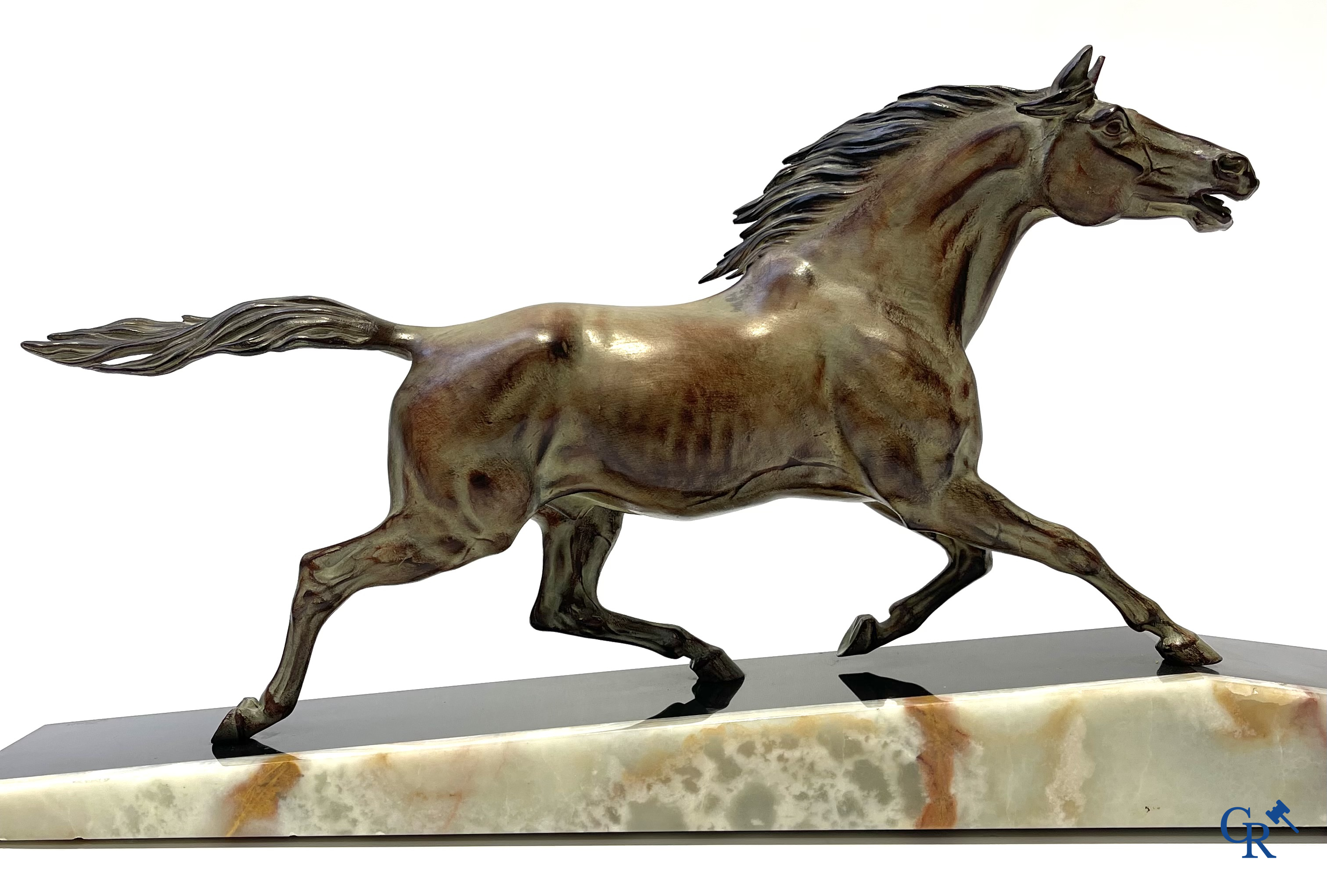 Voorstelling van een lopend paard op een sokkel in zwarte marmer en onyx. Gesigneerd Jonce.