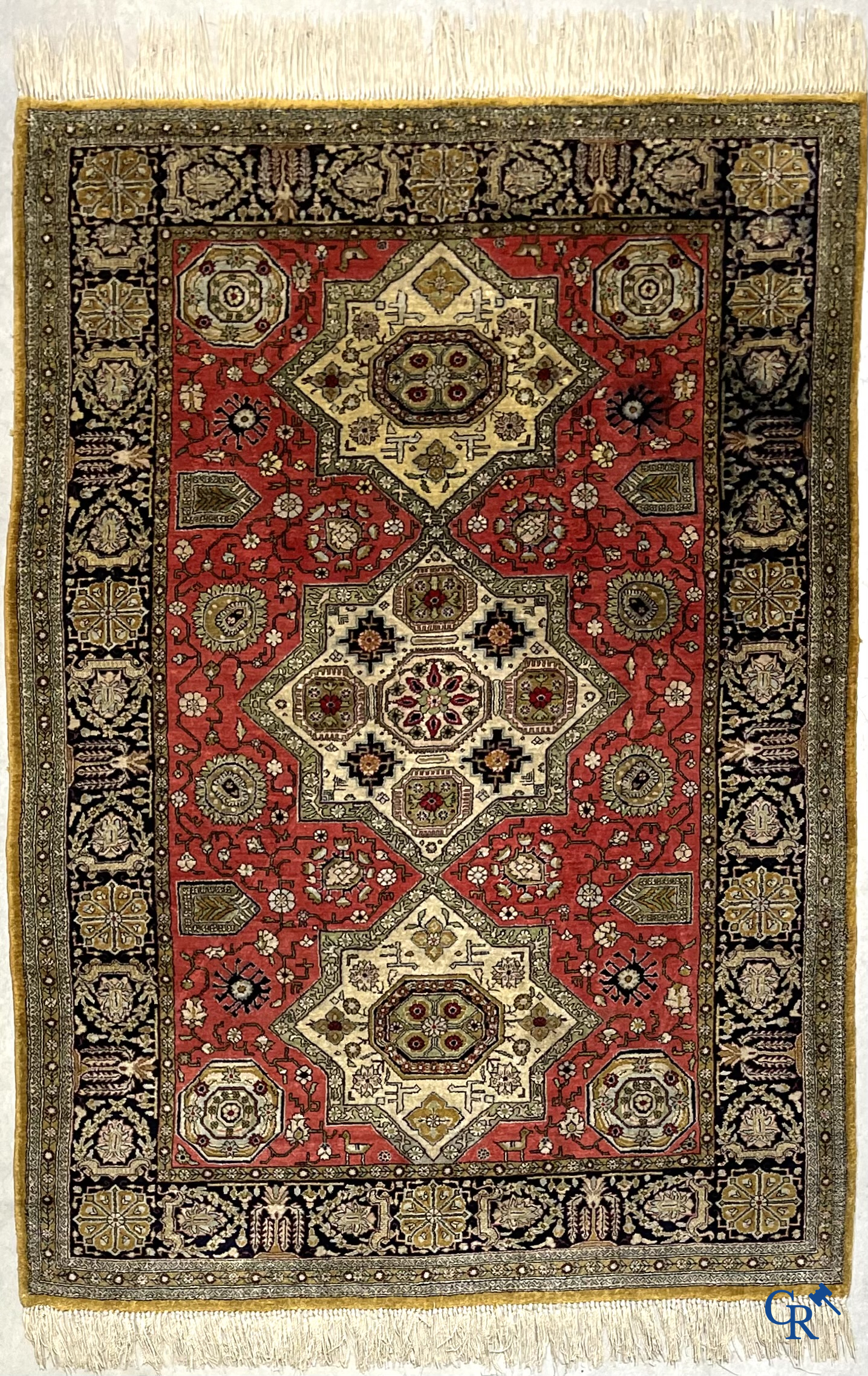 Oosterse tapijten. Handgeknoopt zijden tapijt met geometrisch en floraal decor.