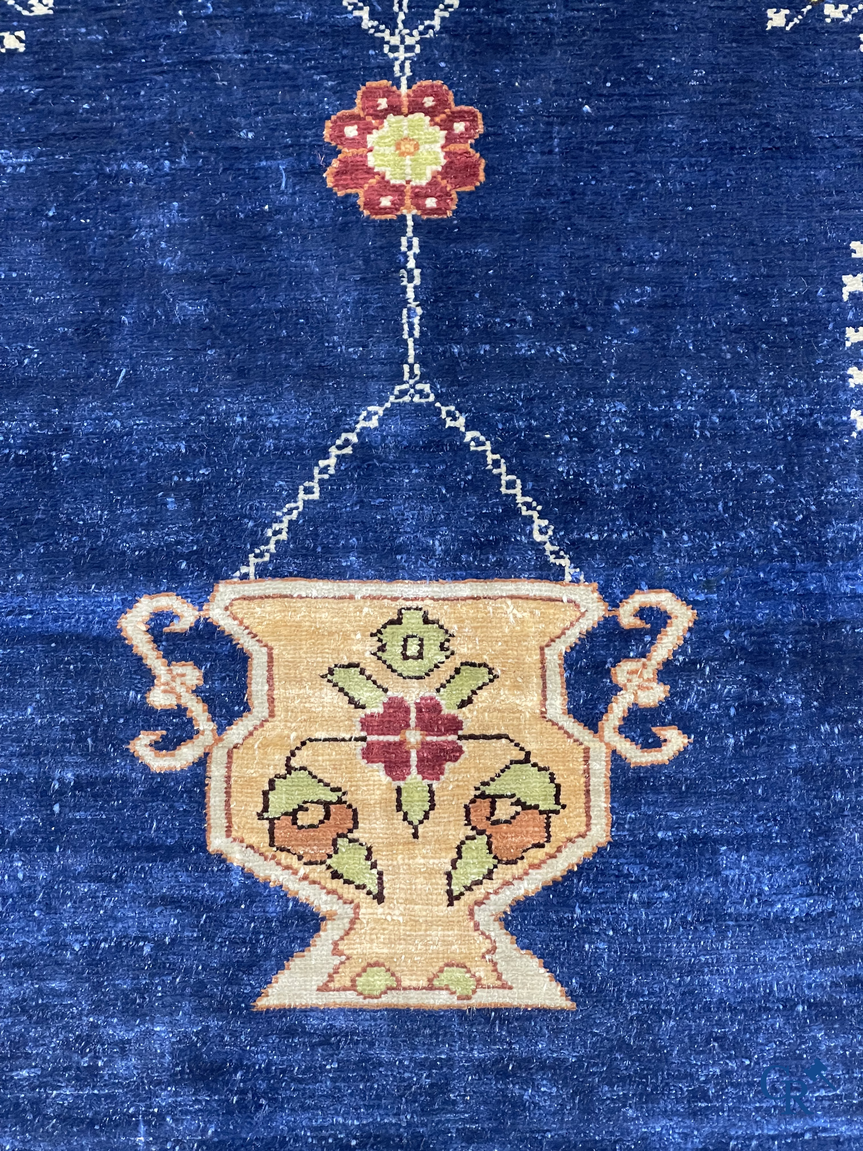 Oosterse tapijten. Een uiterst fijn handgeknoopt zijden tapijt met inscripties en gouddraad. Gesigneerd.