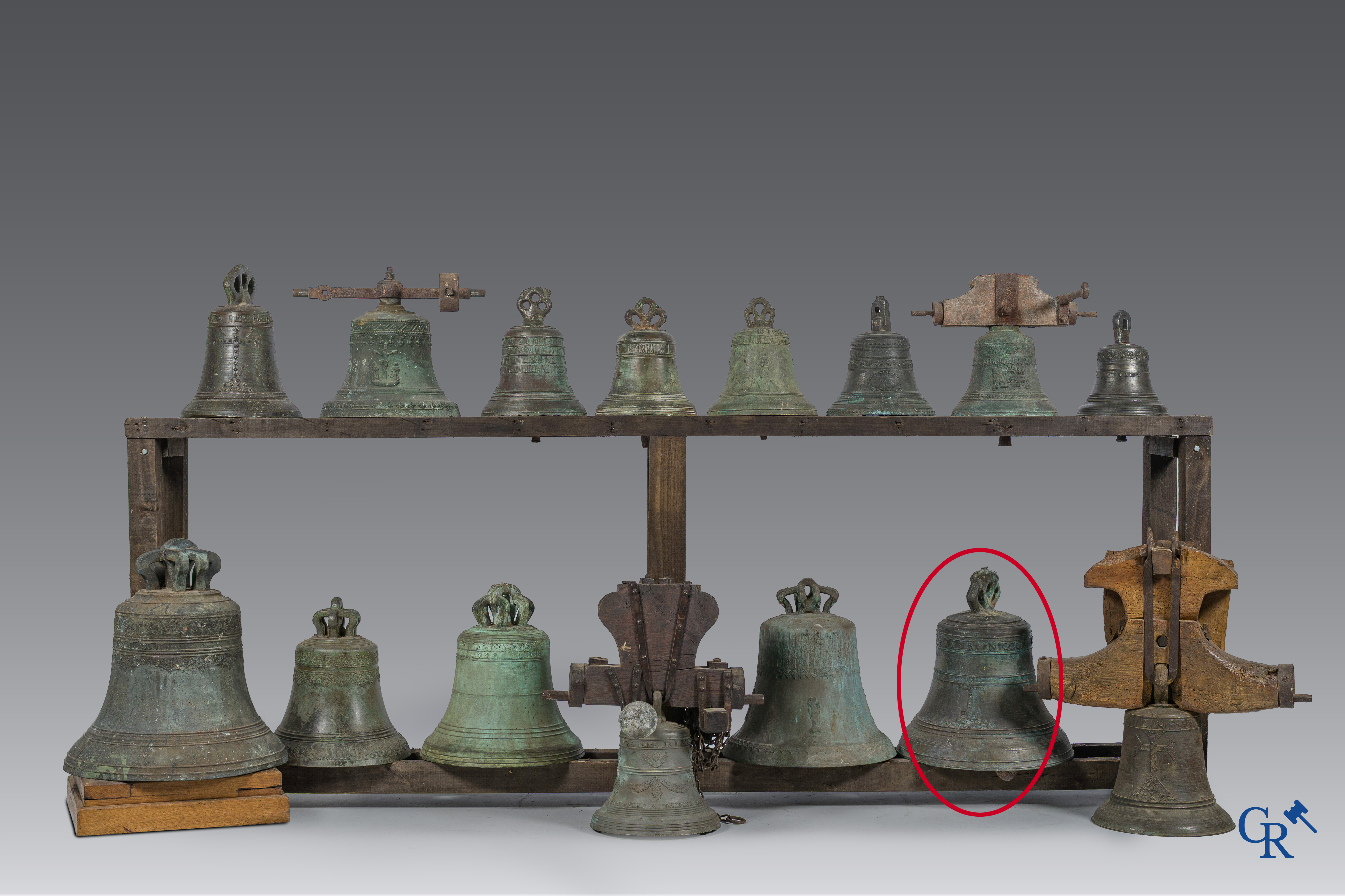 Religieuze objecten. Grote antieke kerk kroonklok of bel in brons met inscriptieband. Gedateerd 1650.