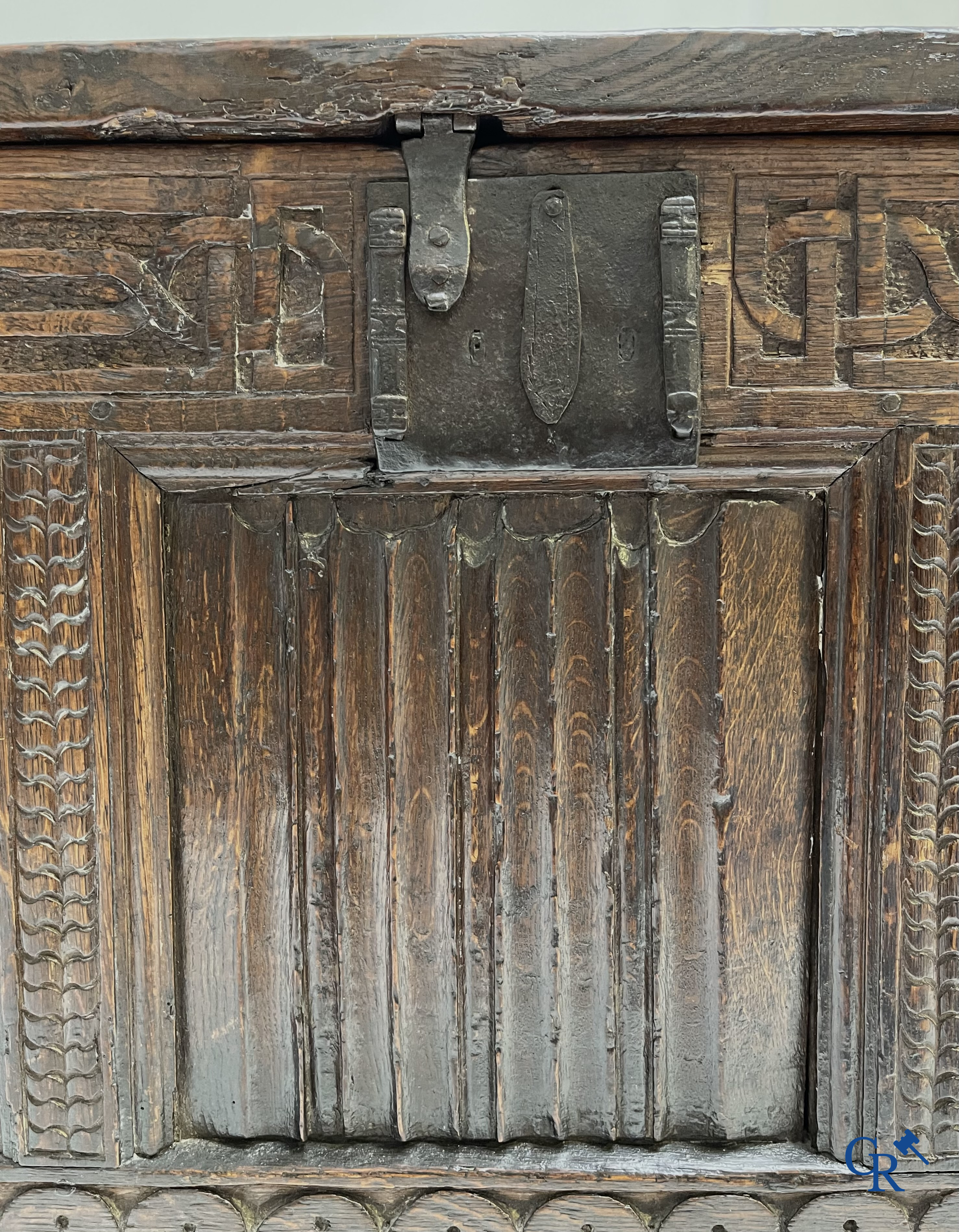 Eikenhouten koffer met briefpanelen in Gotische stijl. 16e-17e eeuw.