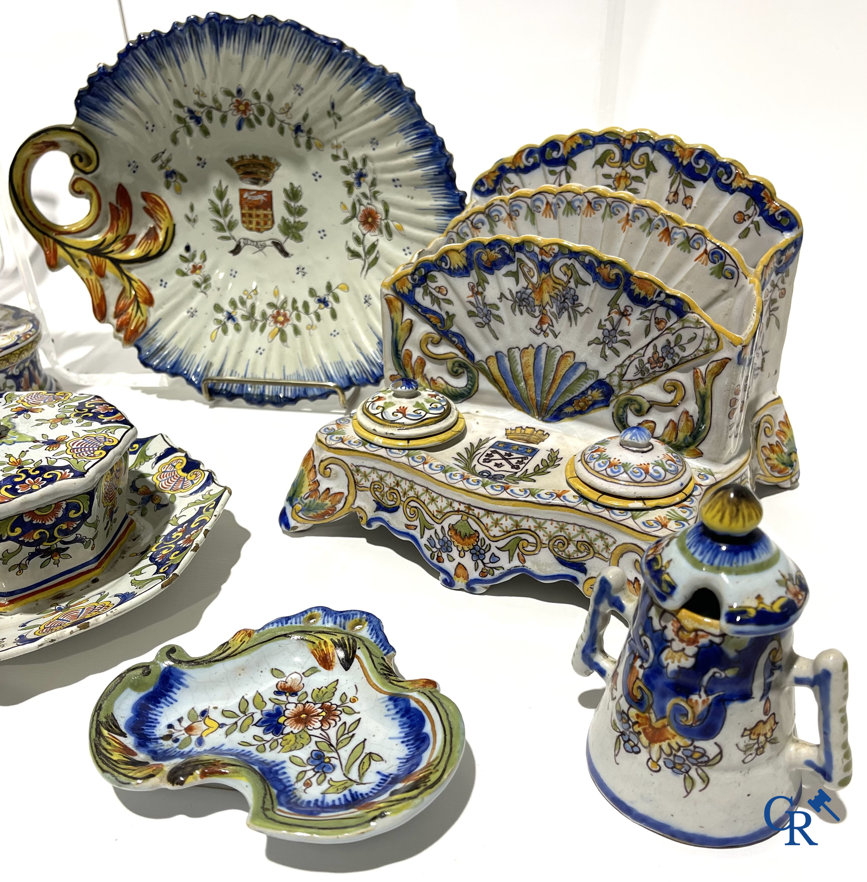 Faience van Rouen, Devres. Interessant en groot lot met diverse polychrome vormstukken. 19e eeuw.