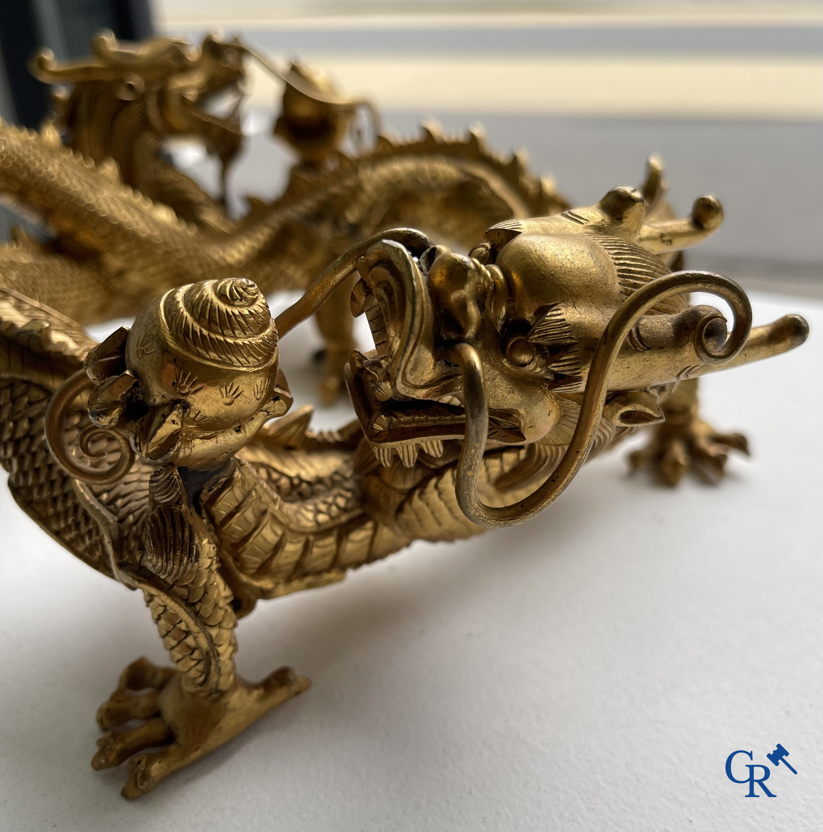 Aziatica. China. Een zeldzame Chinese drakensokkel in verguld brons. Qing Dynastie.