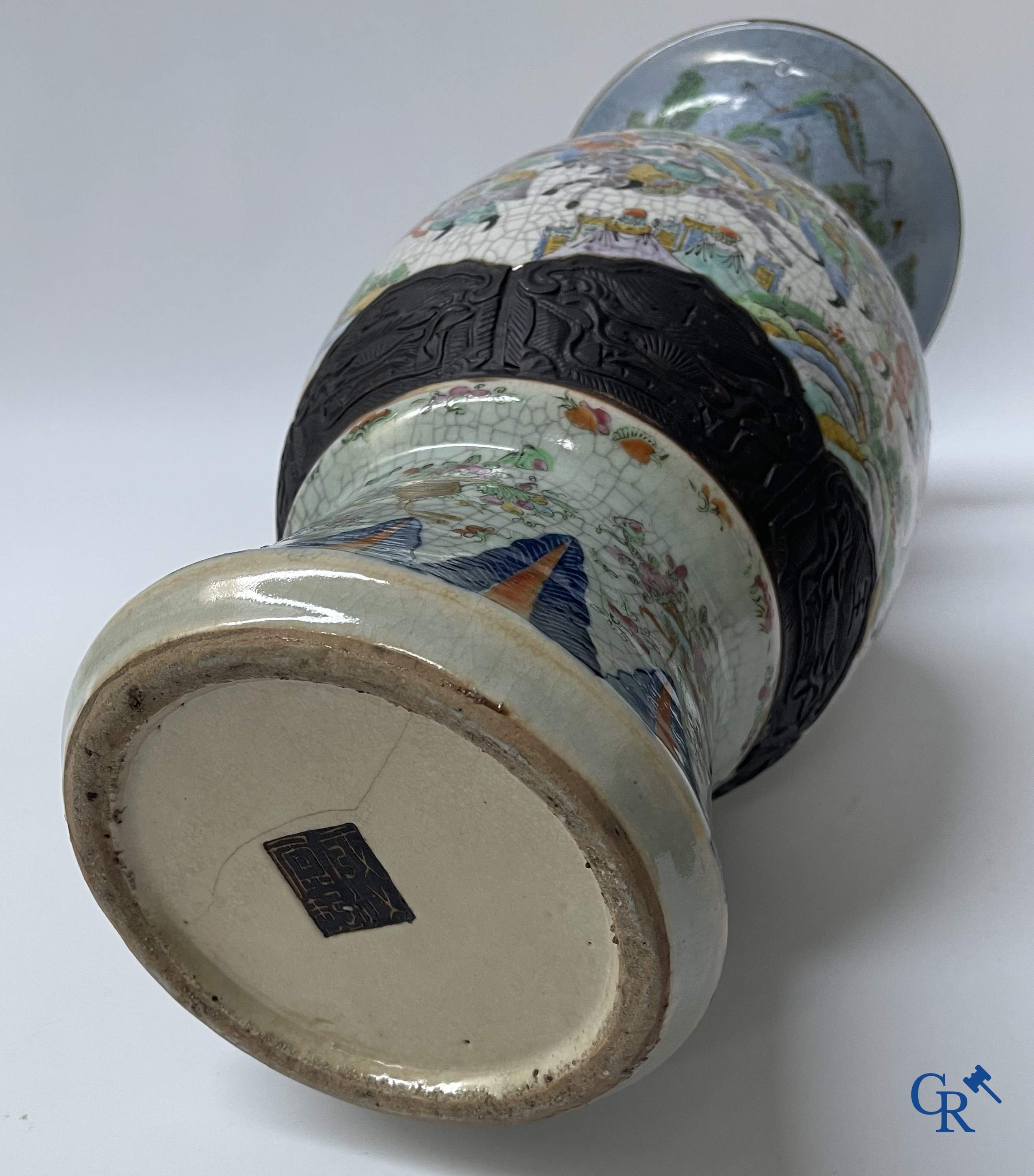 Aziatica, Chinese Nanking vaas met een voorstelling van krijgers. Gemerkt. 19e eeuw.