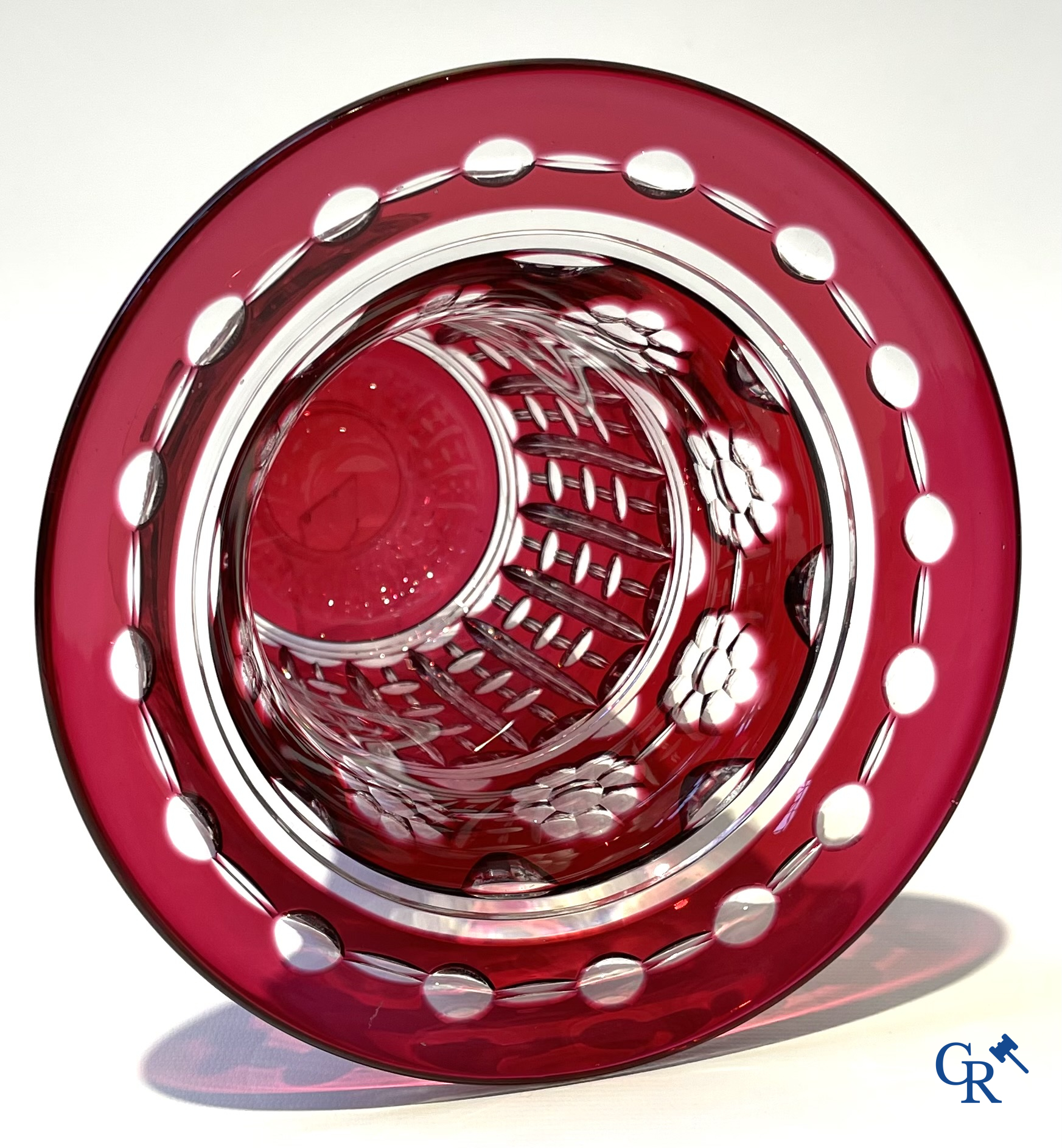 Val Saint Lambert. Art deco vaas in rood en helder geslepen kristal.