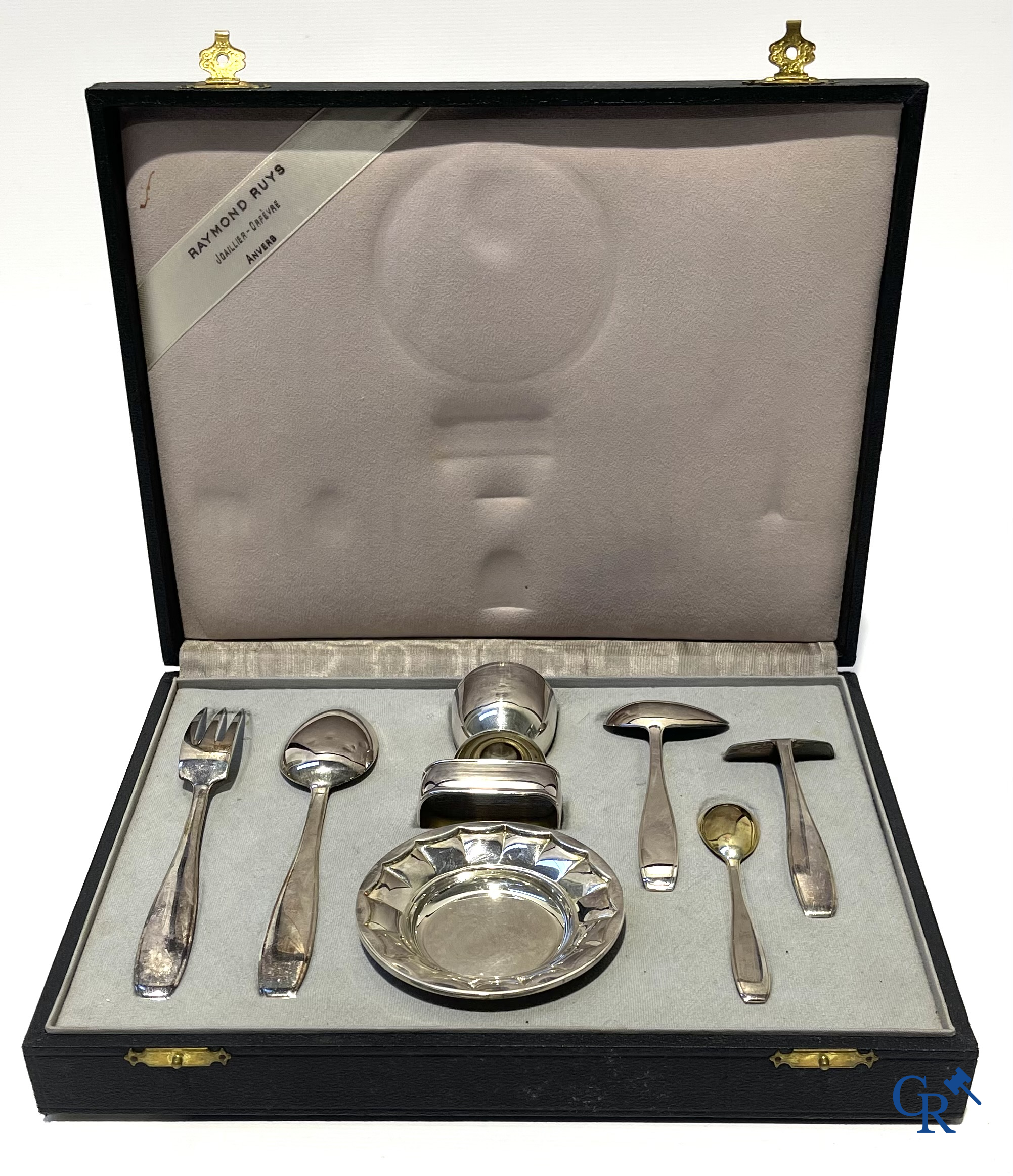 Wolfers Brussel. Geboorteset in vermeil 835°/00, de rammelaar 925°/00 en een set in zilver 835°/00. 20ste eeuw.