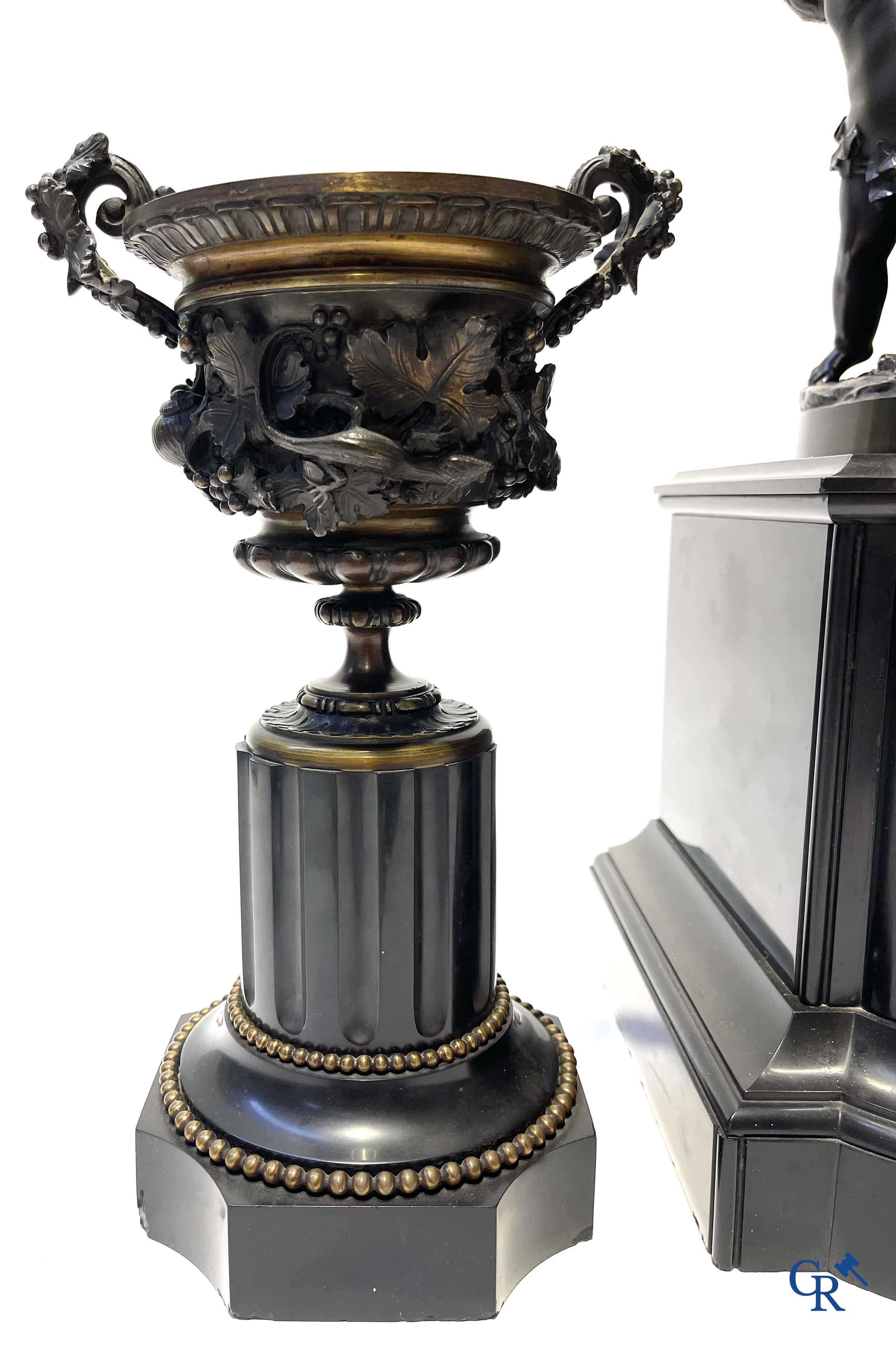 3 delige schouwgarnituur in marmer en brons in de stijl van Clodion. Circa 1900.