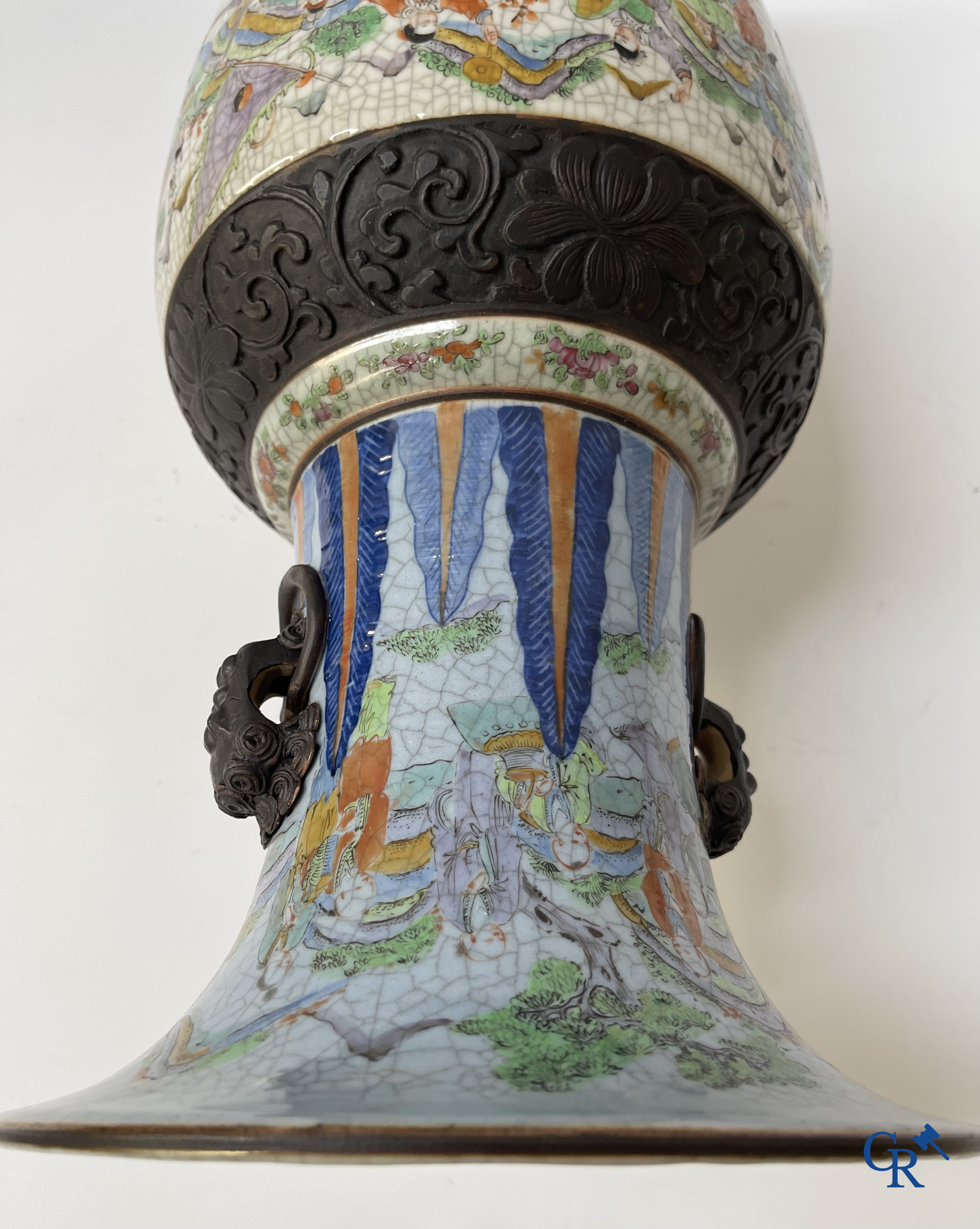 Aziatica, Chinese Nanking vaas met een voorstelling van krijgers. Gemerkt. 19e eeuw.