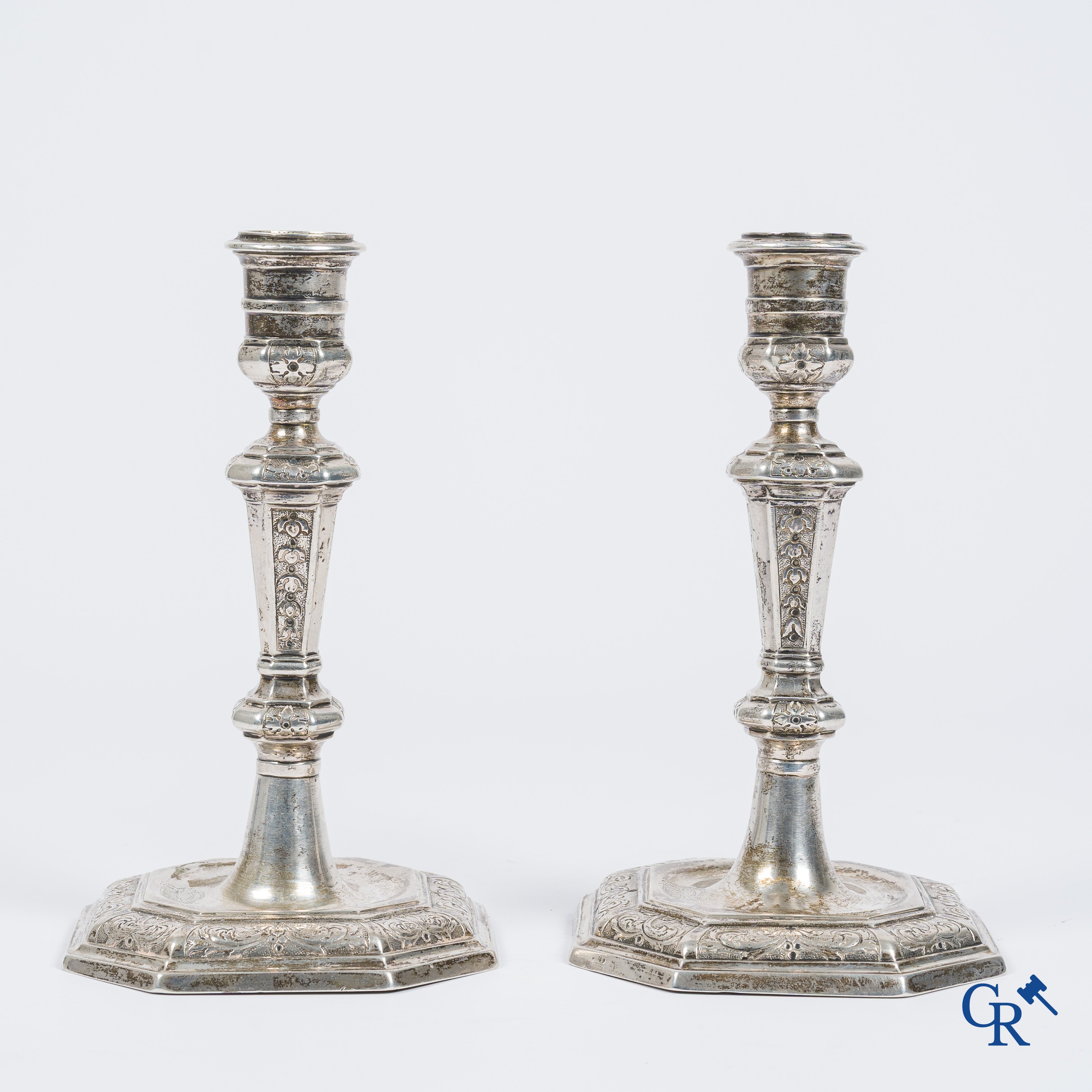 Paar kandelaars in zilver met wapenschilden. Luik, Adelaar met jaartal 1724. Jaarletter N (1 juli 1736-30 juni 1737).