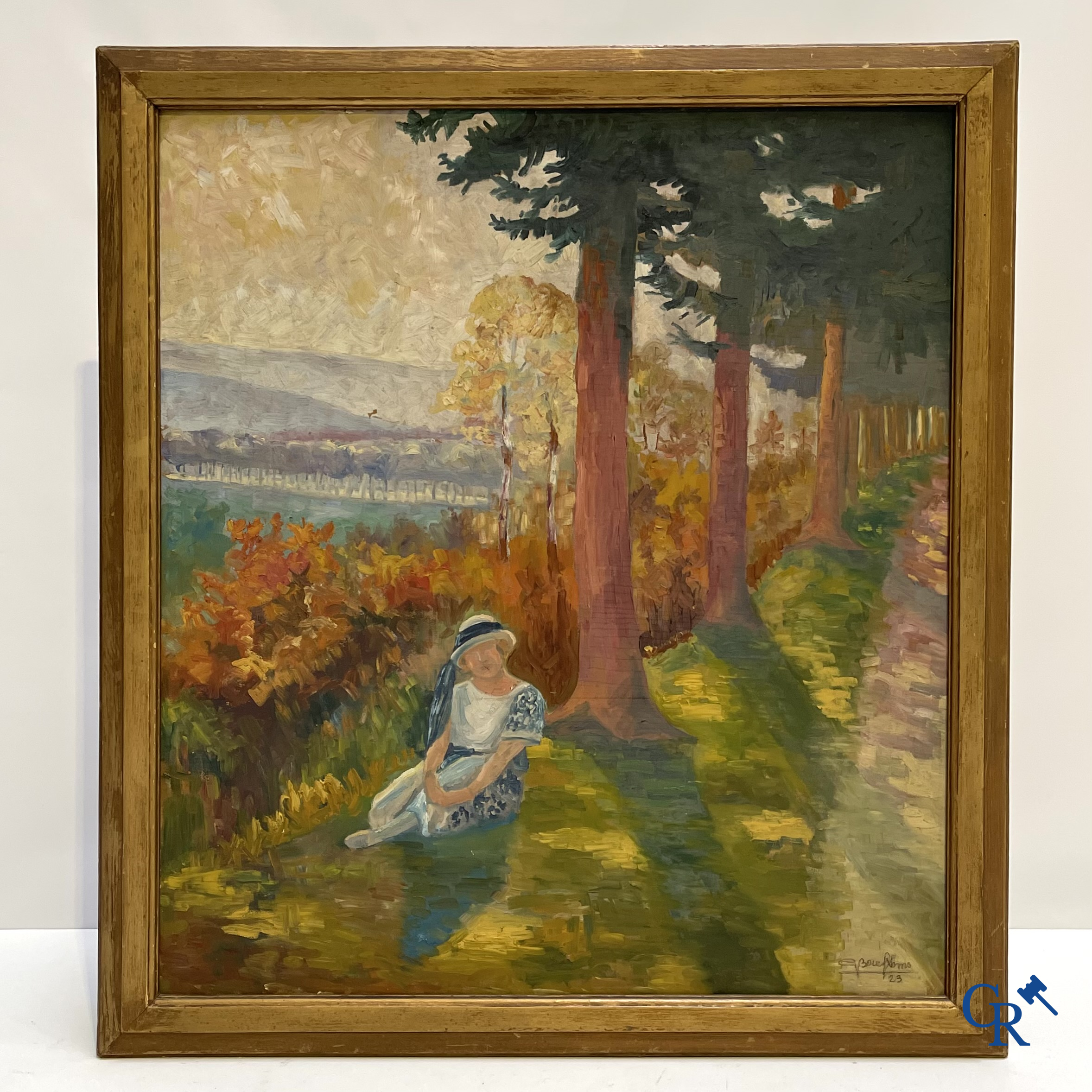 Art Deco schilderij. Vrouw met hoed zittend langs een bosweg. Olie op paneel. Onleesbaar gesigneerd, gedateerd 1923.