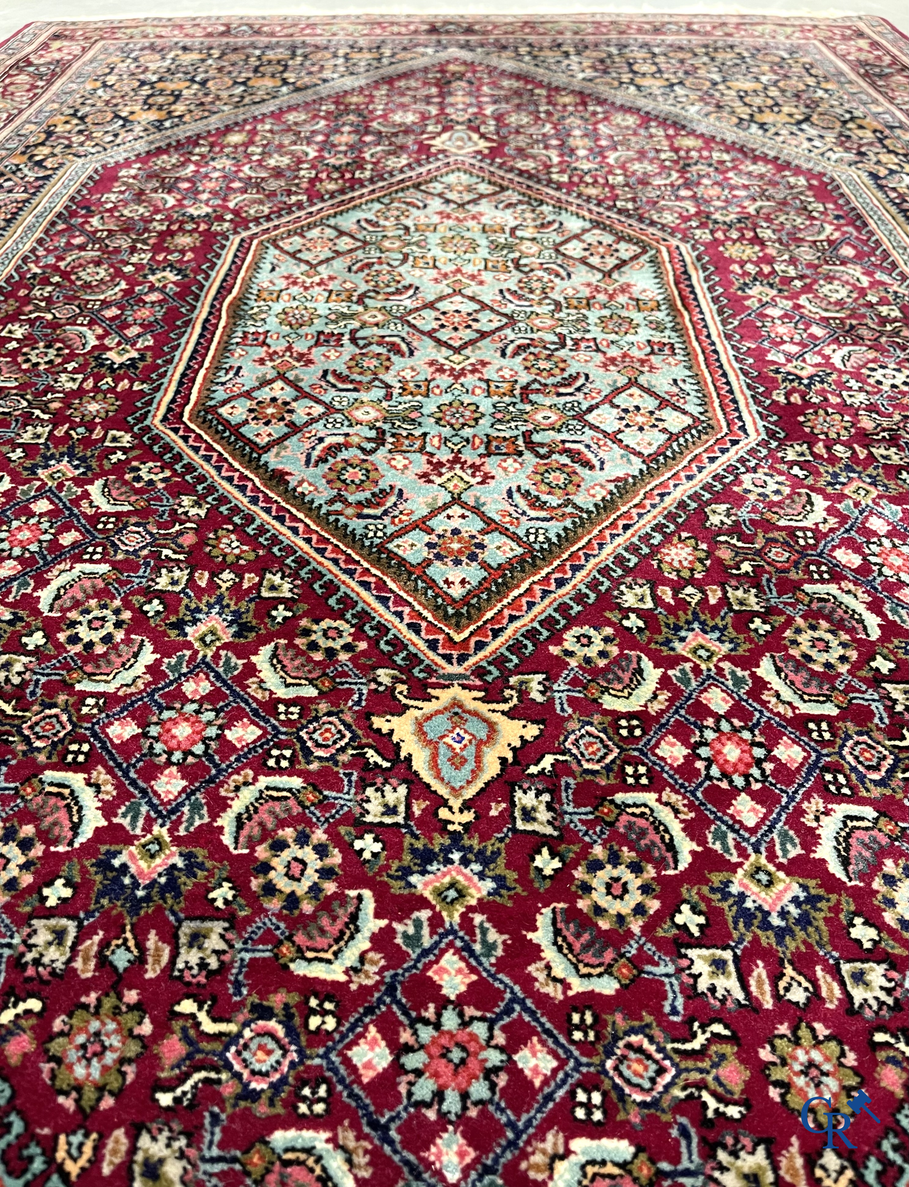 Oosterse tapijten. 2 handgeknoopte tapijten in wol.