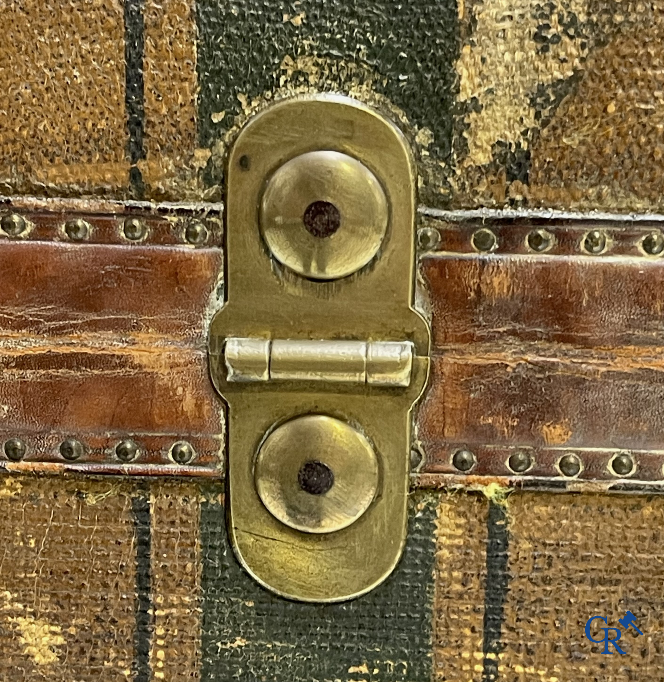 Antieke koffer. Buitengewone grote reiskoffer met dressing. Meerdere schuiven en opbergvakken. Circa 1900.