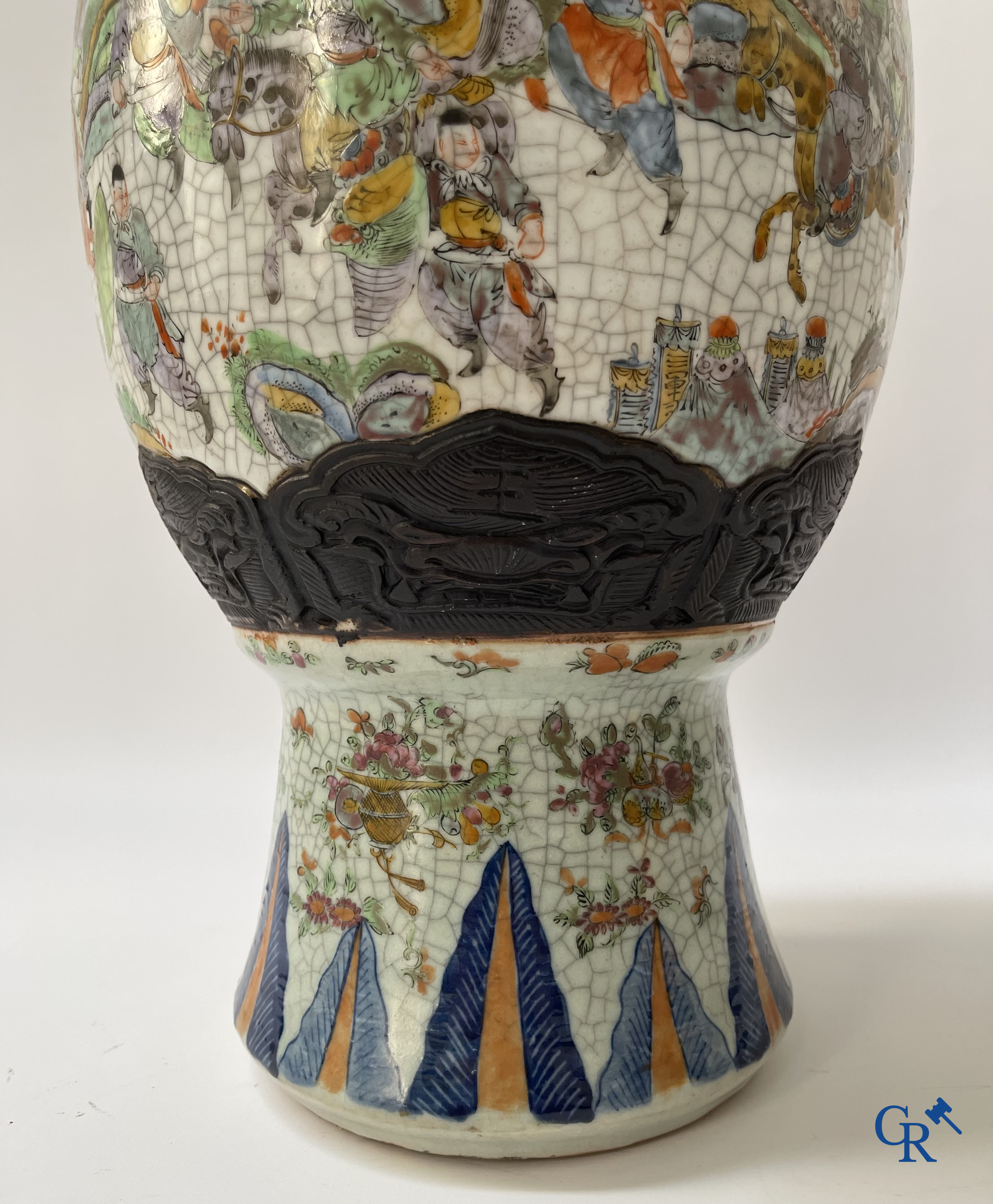 Aziatica, Chinese Nanking vaas met een voorstelling van krijgers. Gemerkt. 19e eeuw.