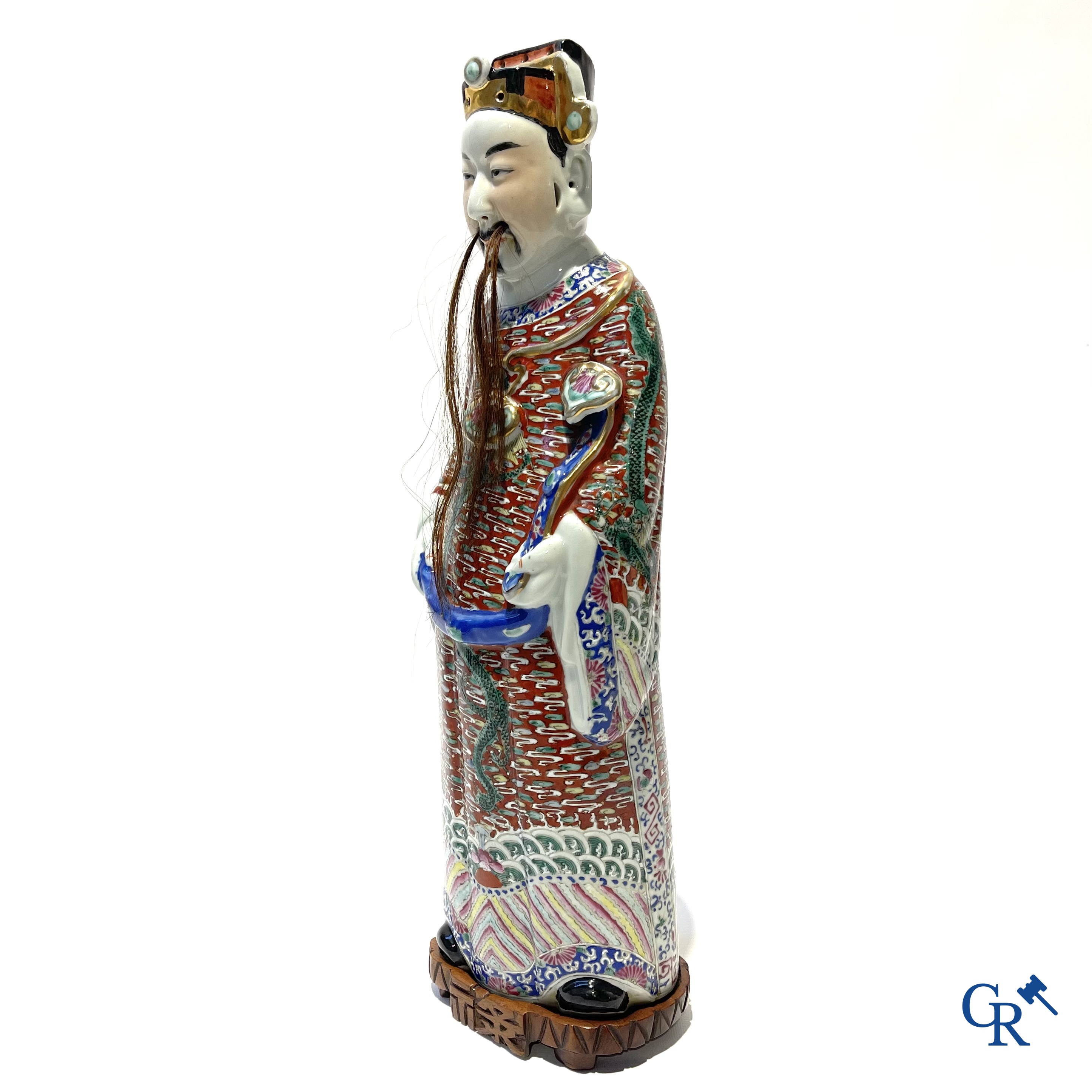 Aziatica. Een Chinese wijsheer in famille rose porselein op een houten sokkel. Gemerkt. 19de eeuw.