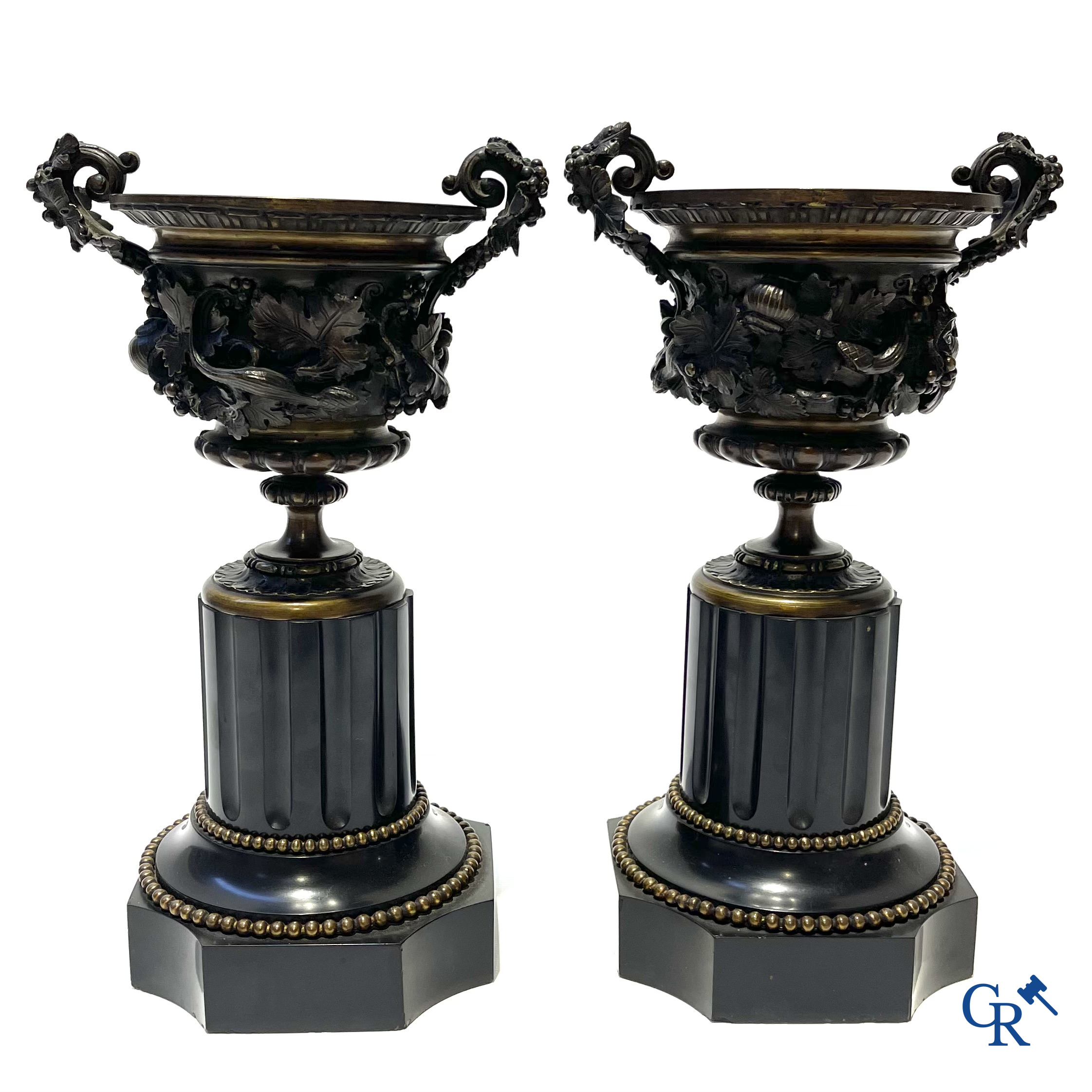 3 delige schouwgarnituur in marmer en brons in de stijl van Clodion. Circa 1900.