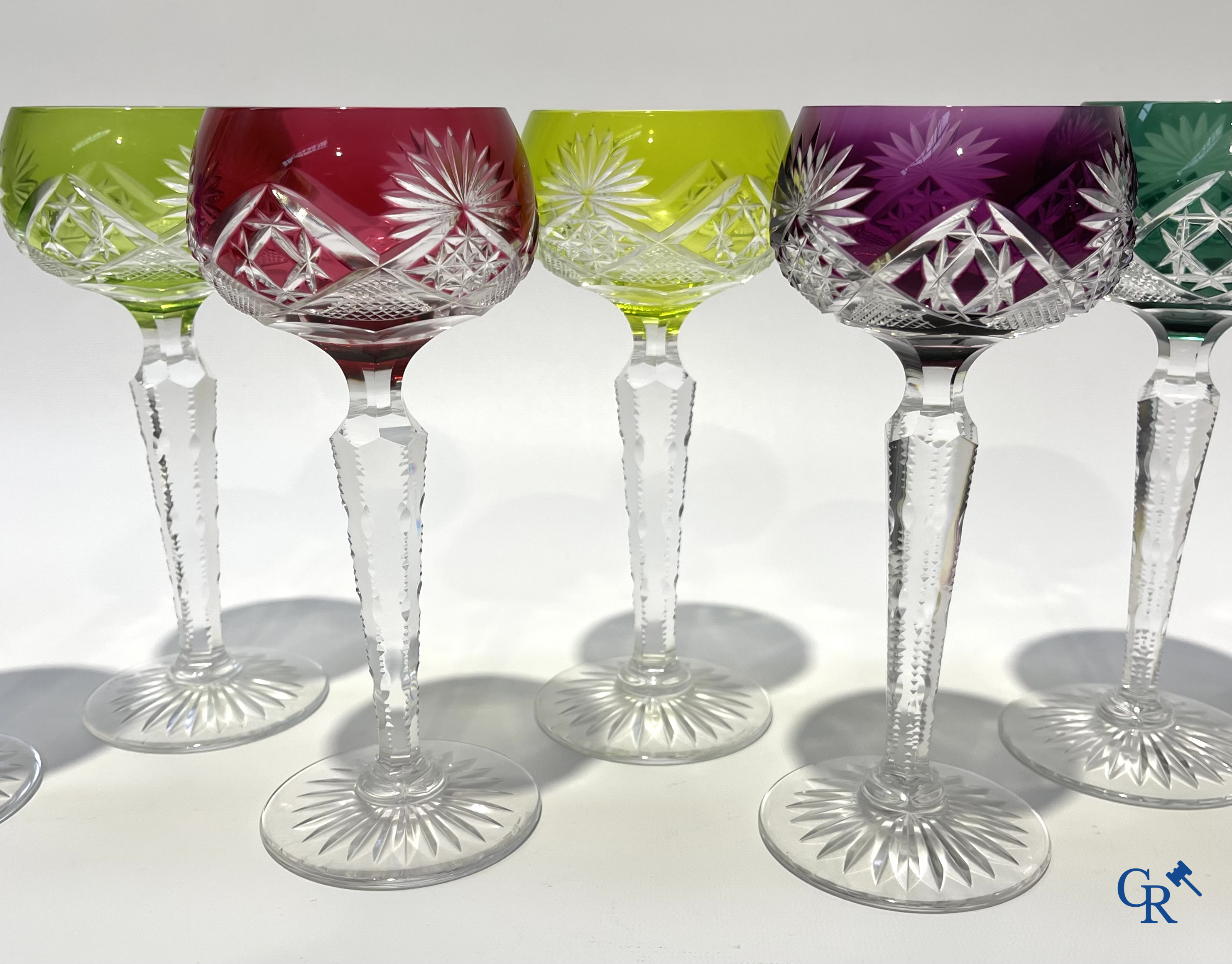 Val Saint Lambert. 6 gekleurde en kristal geslepen glazen. Gemerkt.