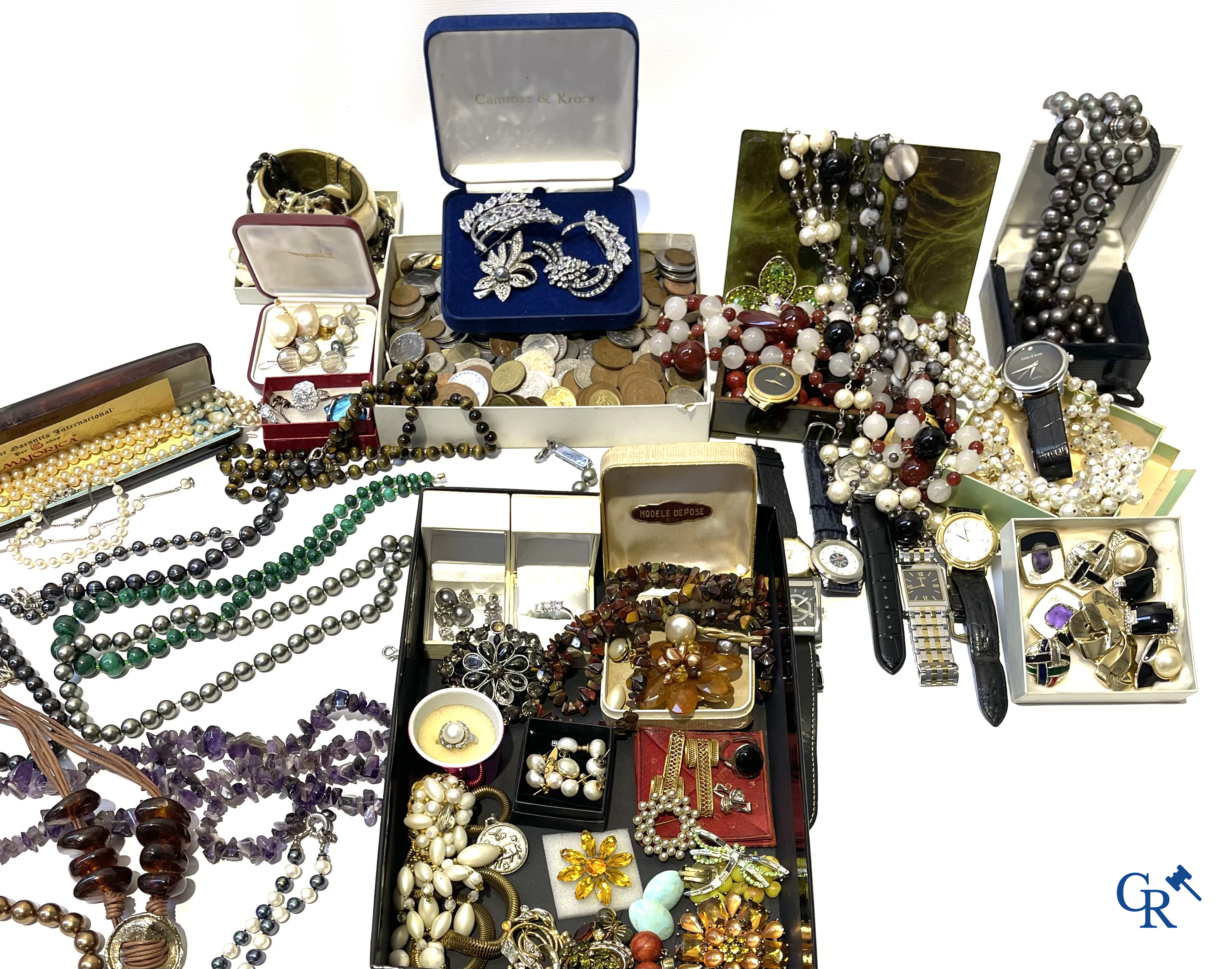 Groot lot fantasie juwelen, horloges en diverse munten.