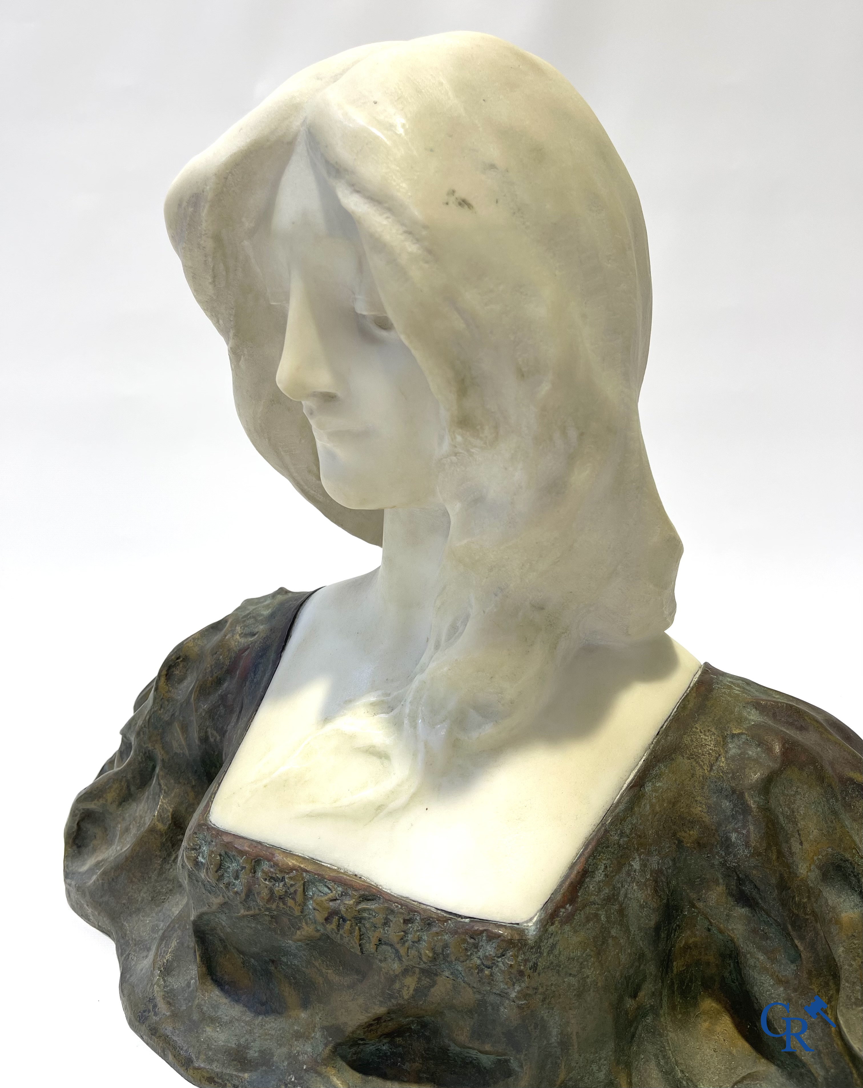 Art Nouveau. Buste van een jonge dame in Carrara marmer en bruin-groen gepatineerd brons. Gesigneerd. Circa 1900.