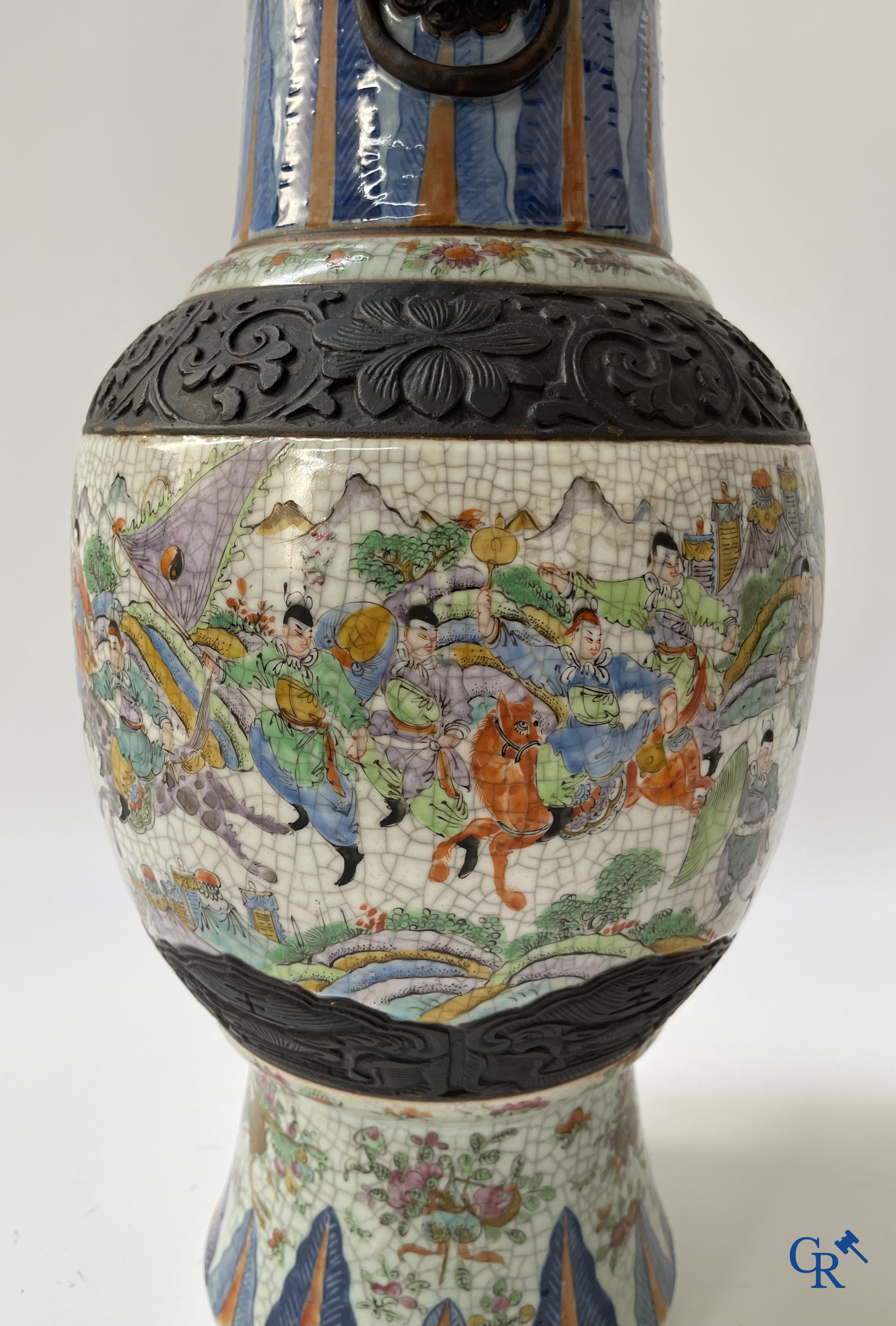 Aziatica, Chinese Nanking vaas met een voorstelling van krijgers. Gemerkt. 19e eeuw.