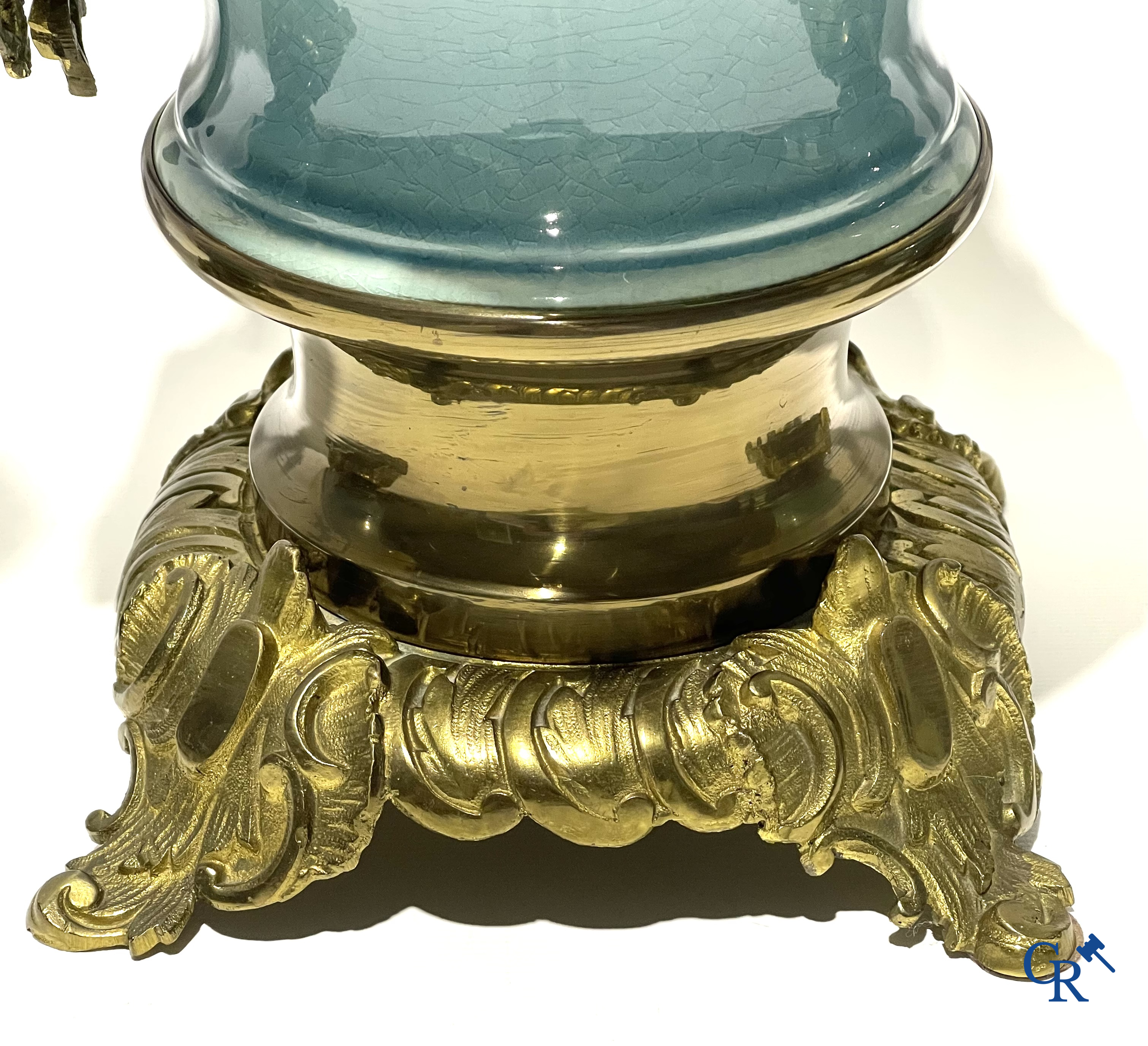 Een groot 5-delige schouwgarnituur in brons en faience. Belle Epoque, Circa 1900.