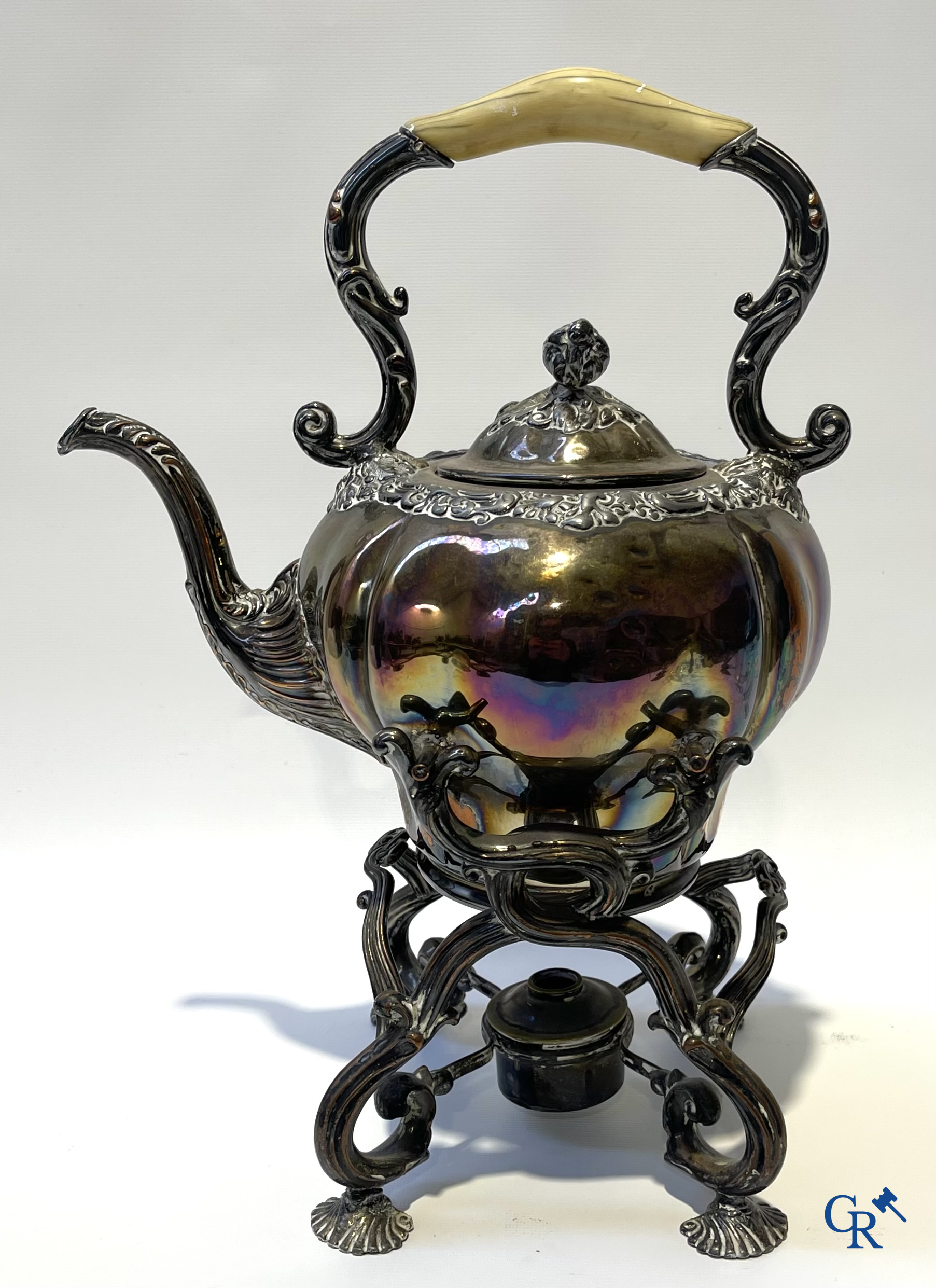 Lot brocante: Karaf, Val Saint Lambert, bronzen tafelbel, karaf met zilver montuur, miniatuur Thomas Sidney Cooper, enz.