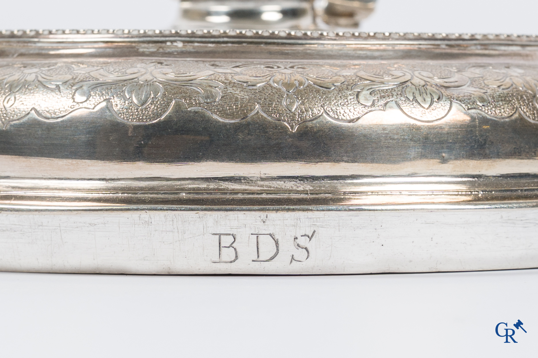 Zilver. Mechelen, 1ste helft 18e eeuw, circa 1720.  Ronde dekselschotel met 2 platte handvaten. Meestermerk met anker.