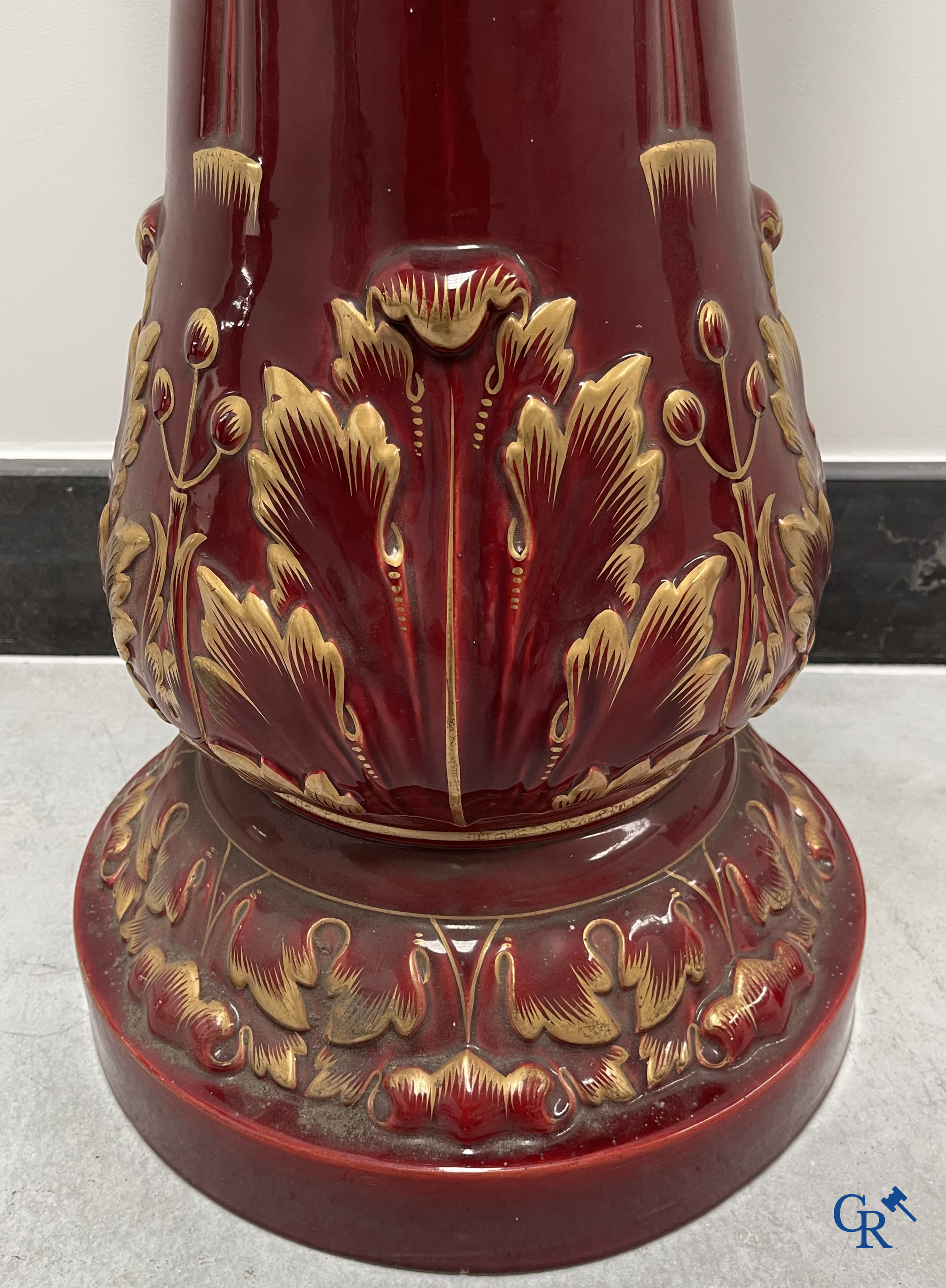 Art Nouveau, Sarreguemines. Een cache pot in geëmailleerde faience of barbotine op bijhorende staander. Circa 1910.