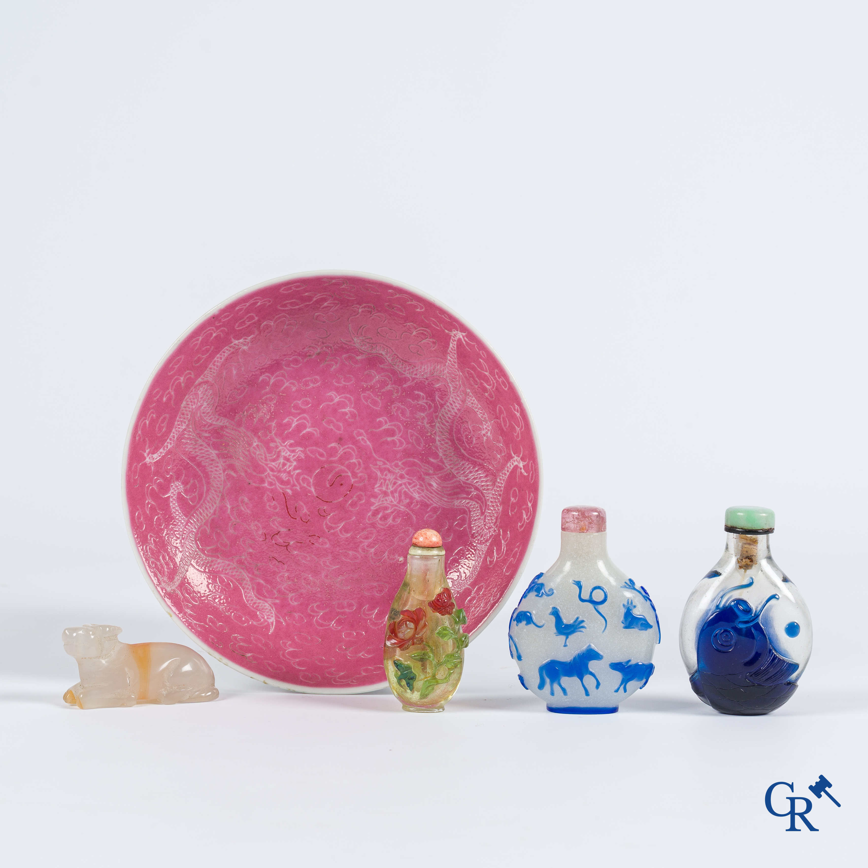 Aziatica. Chinese sgraffito drakenschotel met robijnrode fond, 3 Chinese snuifflessen in glas en een jade. 19/20e eeuw.