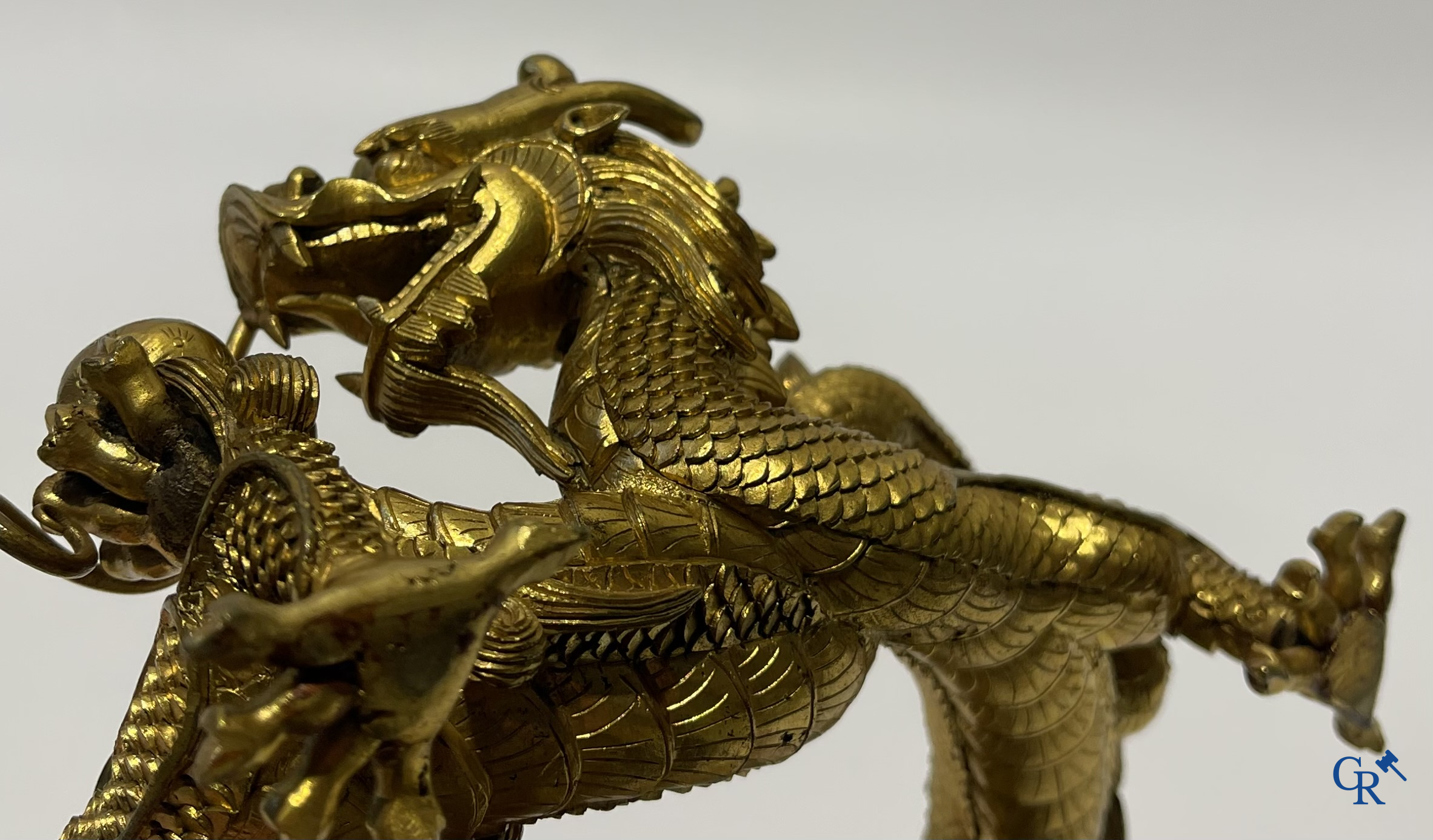 Aziatica. China. Een zeldzame Chinese drakensokkel in verguld brons. Qing Dynastie.