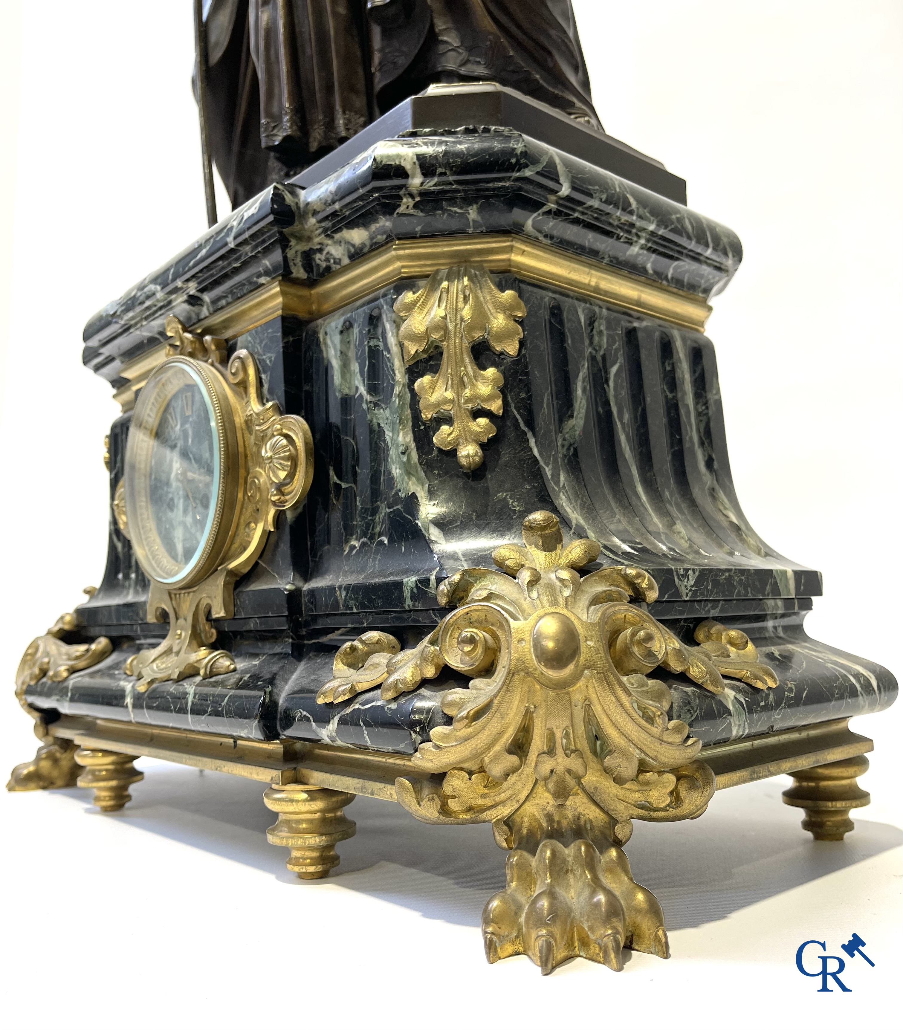 Susse Frères à Paris. Imposante schouwklok in groen geaderde marmer en rijkelijk vergulde bronzen. Napoleon III-periode.