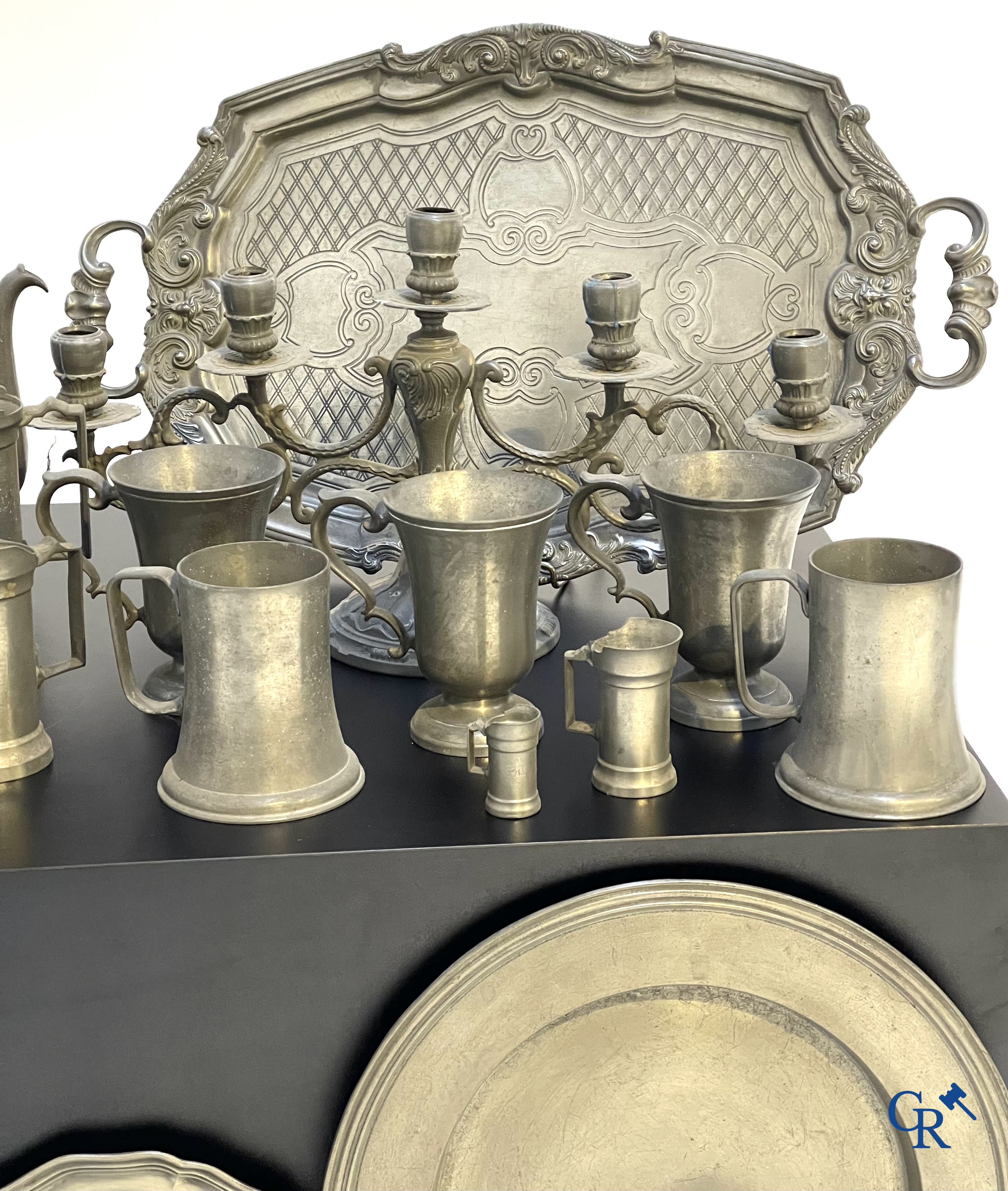 Een groot lot diverse vormstukken in tin en een halluchter.