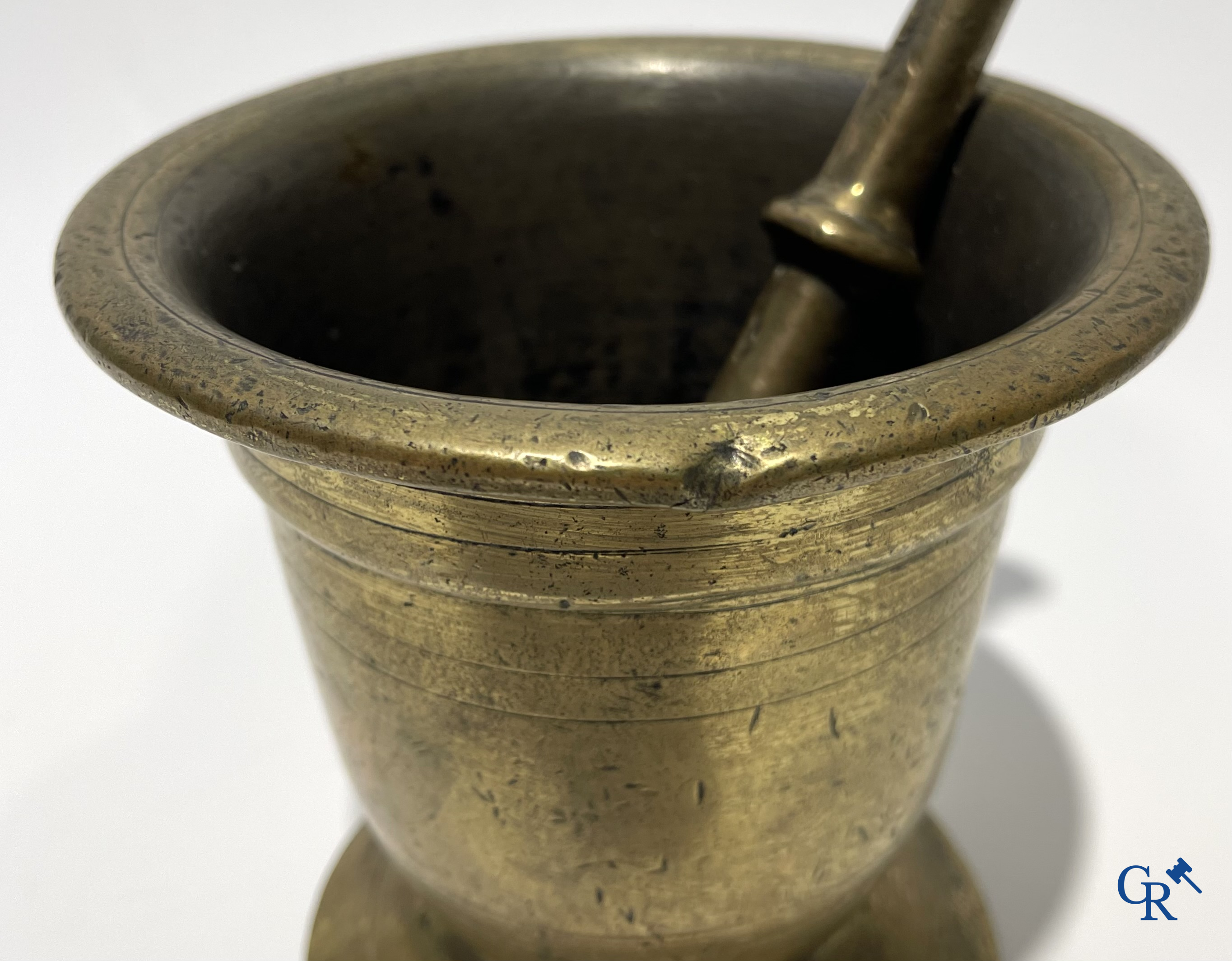 Antieke bronzen vijzel met stamper. 18e-19e eeuw.