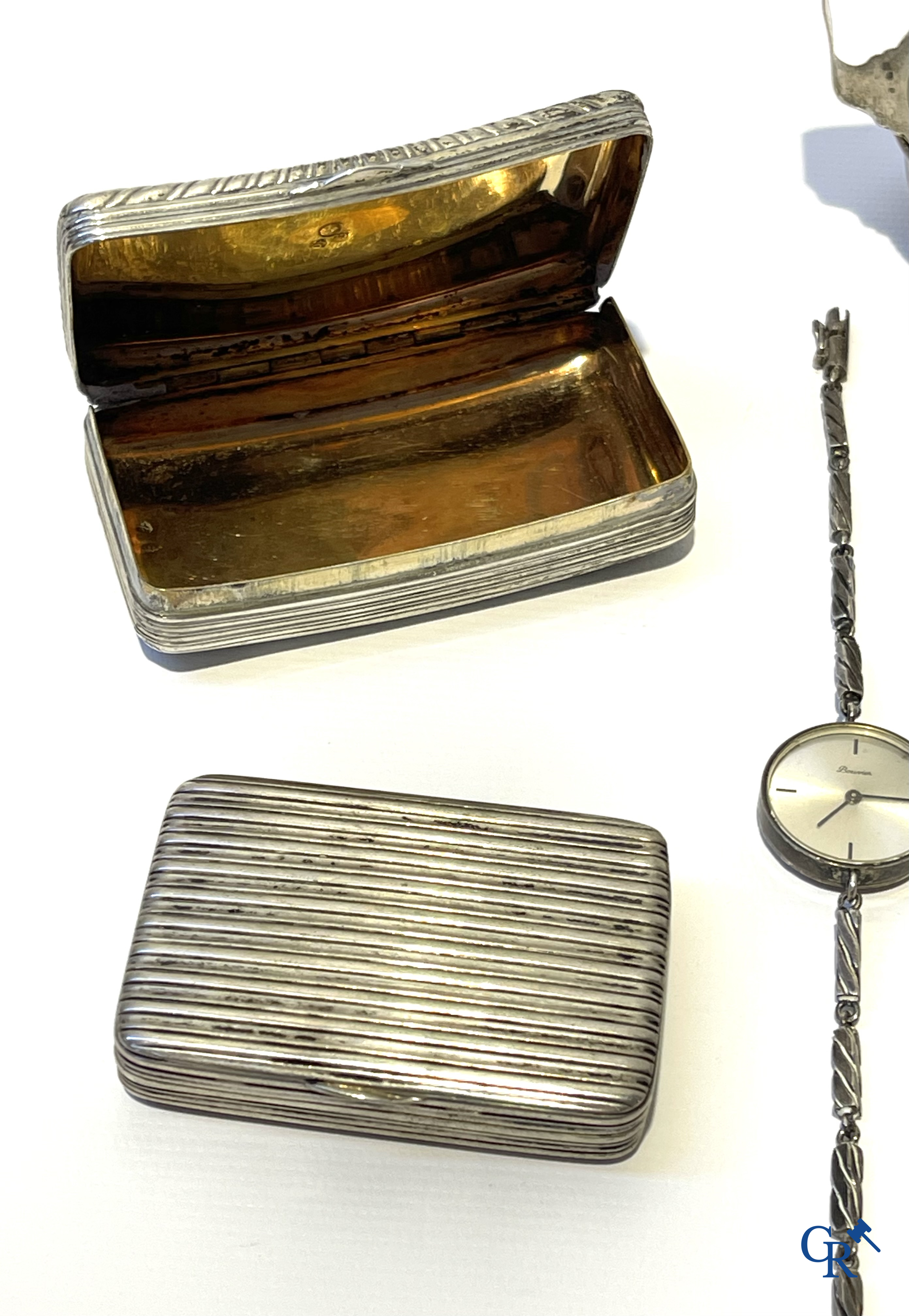 Lot met vitrineobjecten, juwelen met diamant, uurwerken, zilveren tabaksdozen, micro mozaïek, enz. 18e-19e-20ste eeuw.