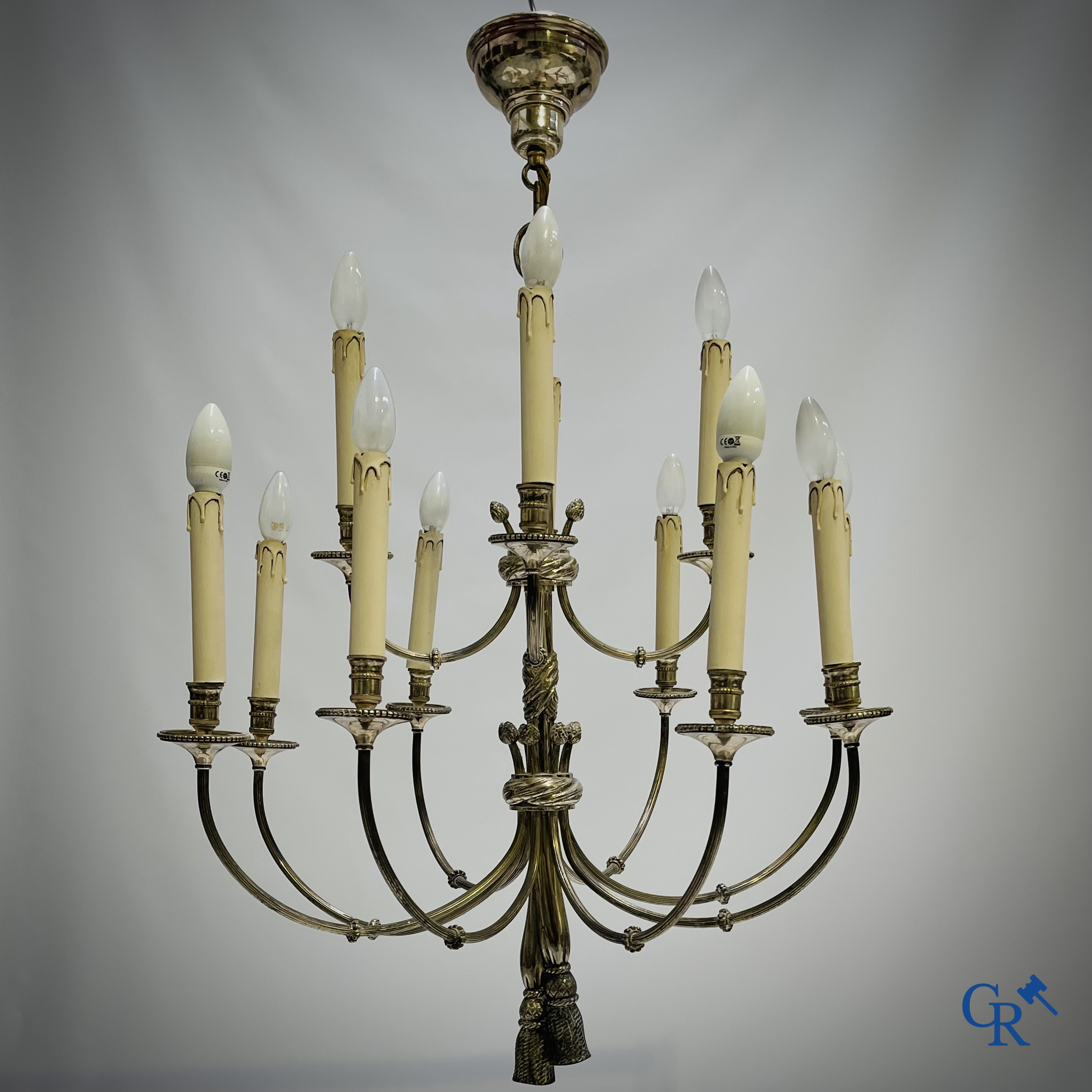 Willy Daro. Grote luchter met 12 lichtpunten in verzilverd brons. LXVI-stijl. Met origineel aankoopbewijs uit 1981.