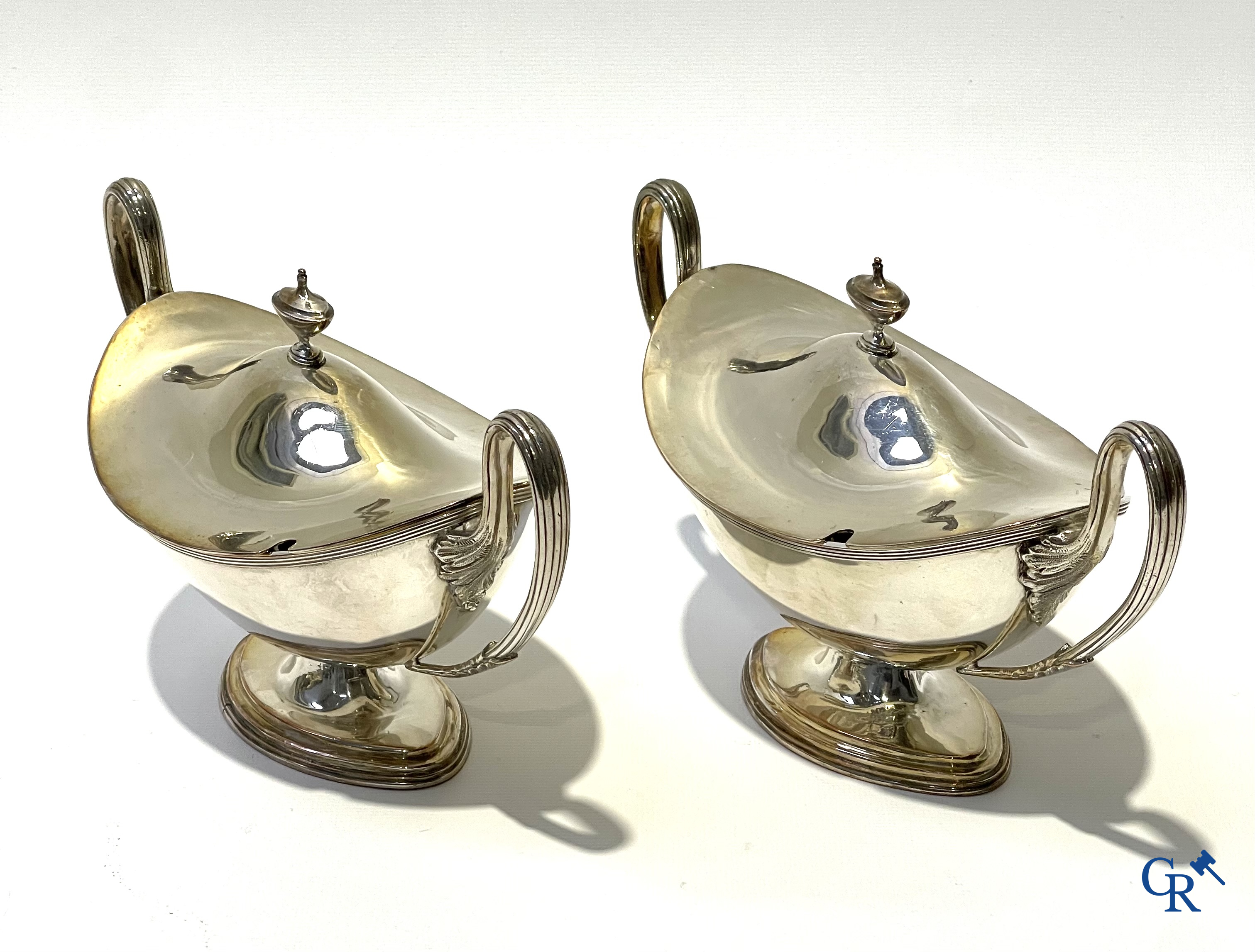 Paar Engelse sauskommen met deksel, een grote rechthoekige dienblad en een octogonaal dienblad in verzilverd metaal.