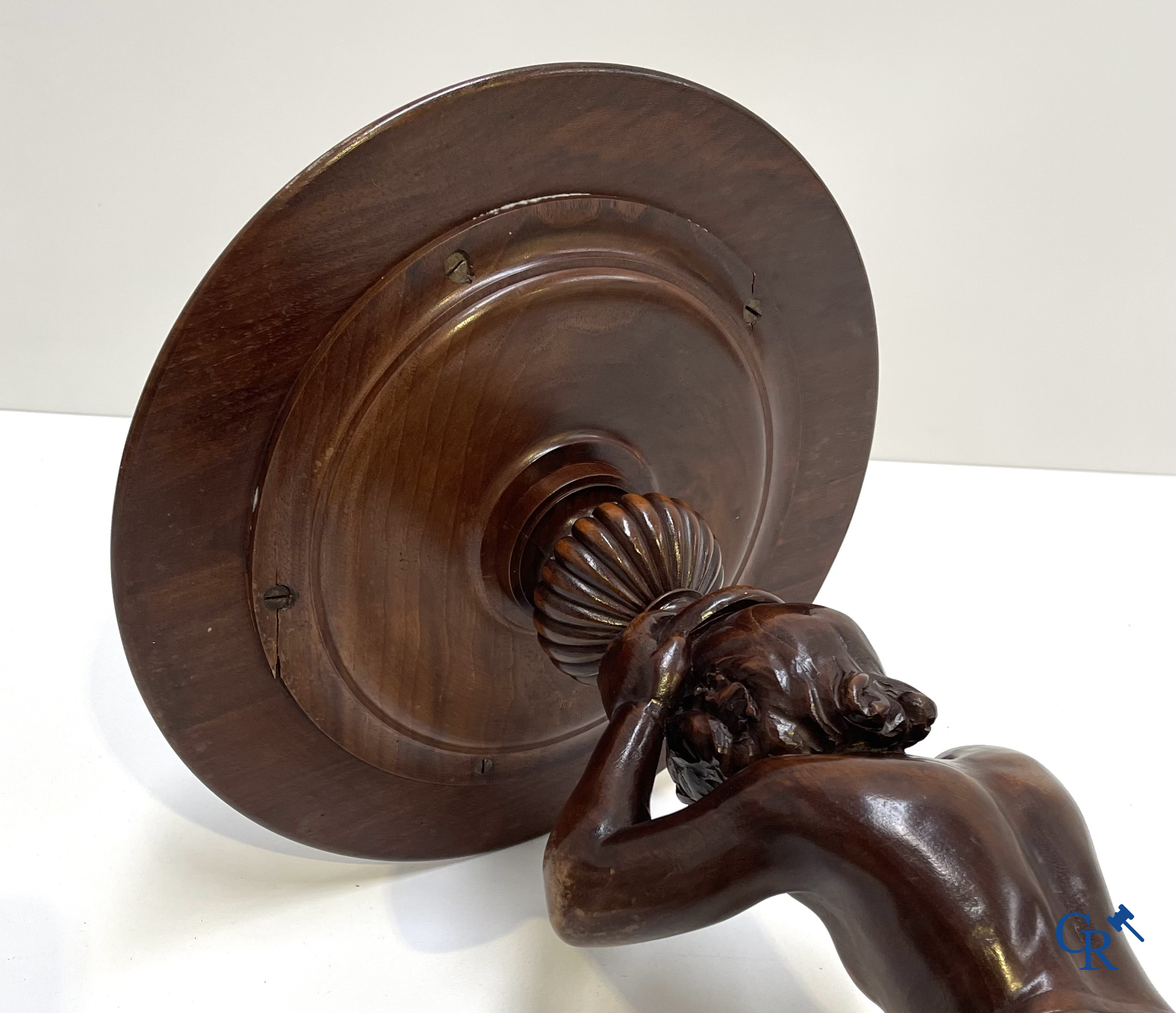 Een gesculpteerde sokkel in fruithout met putti. Circa 1920.