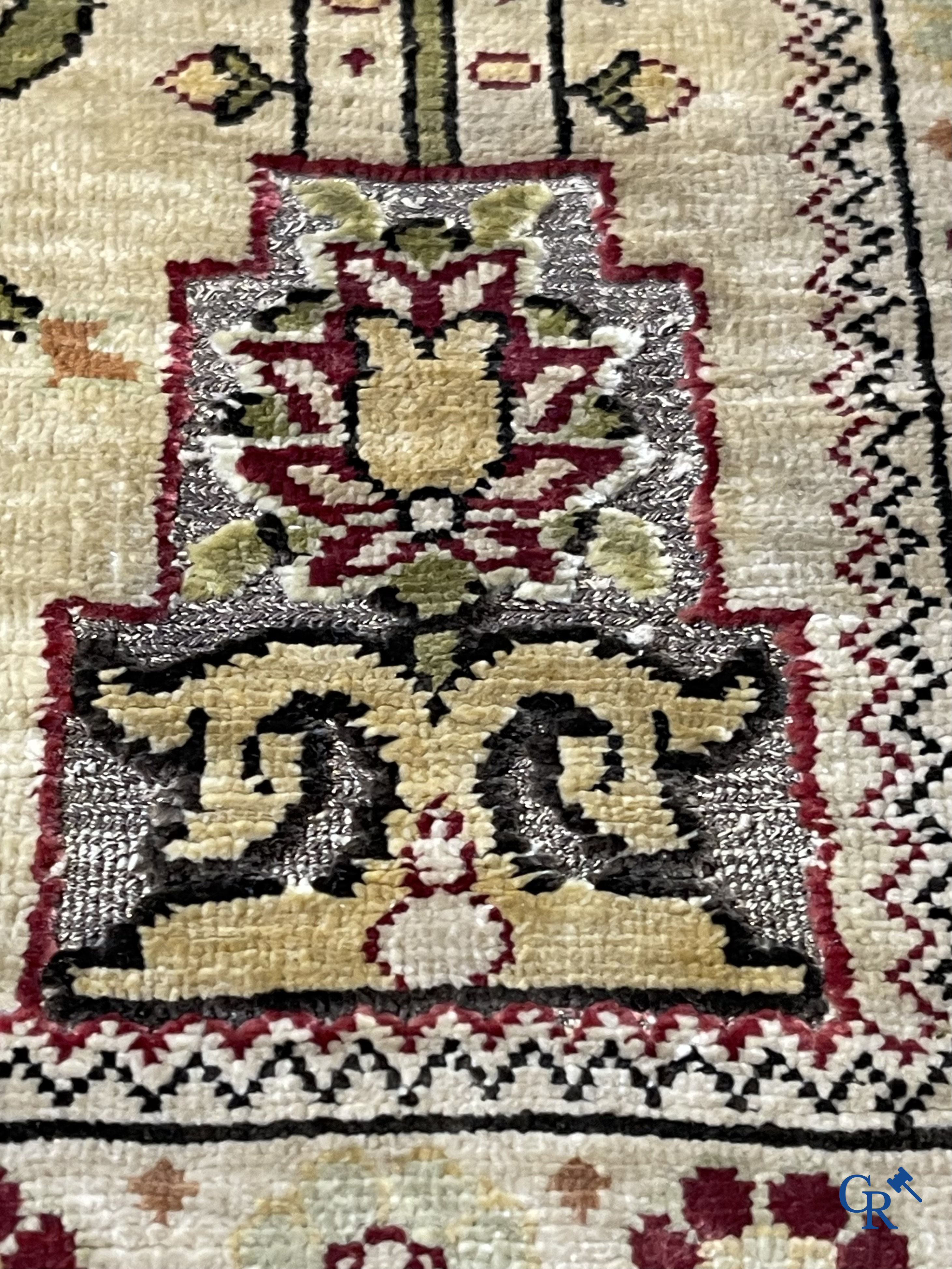 Oosterse tapijten. Hereke, een zijden tapijtje met inscripties. Gesigneerd.